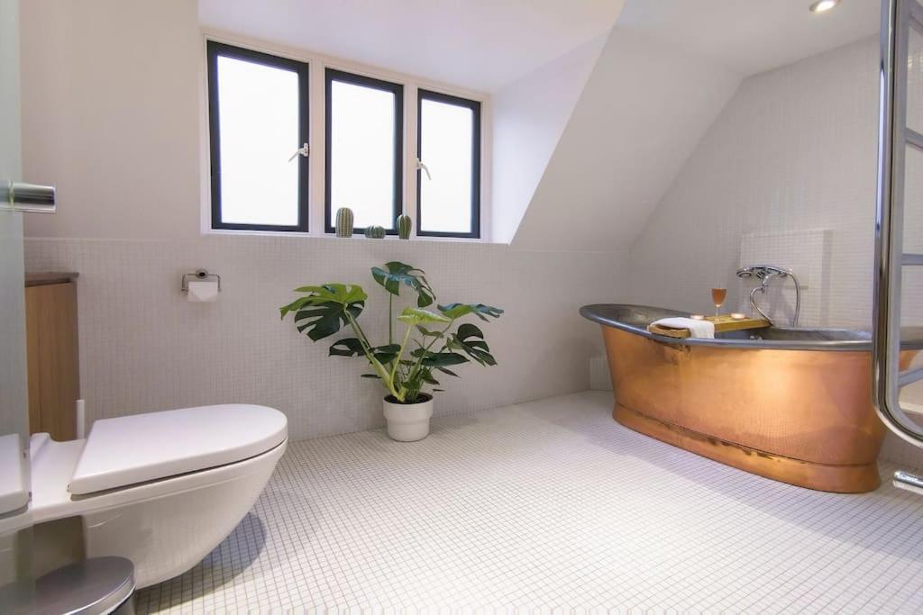 Extra Big 4-bed House In Liverpool Street!
