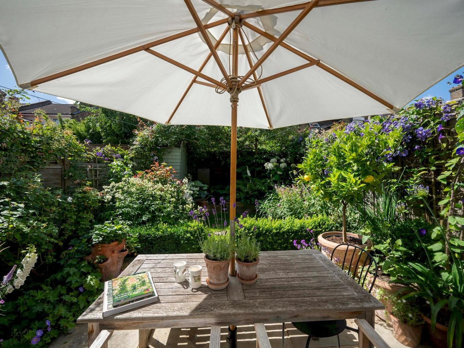 Hébergement de vacances Pass The Keys Stylishly Designed Townhouse - Garden Oasis