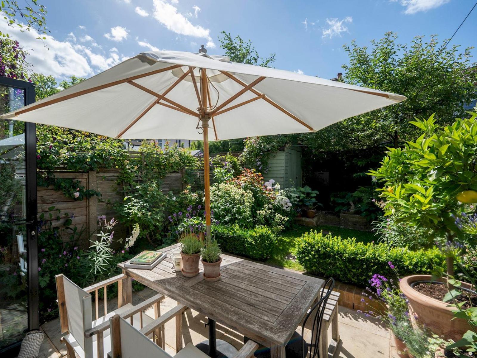 Pass The Keys Stylishly Designed Townhouse - Garden Oasis Hébergement de vacances *