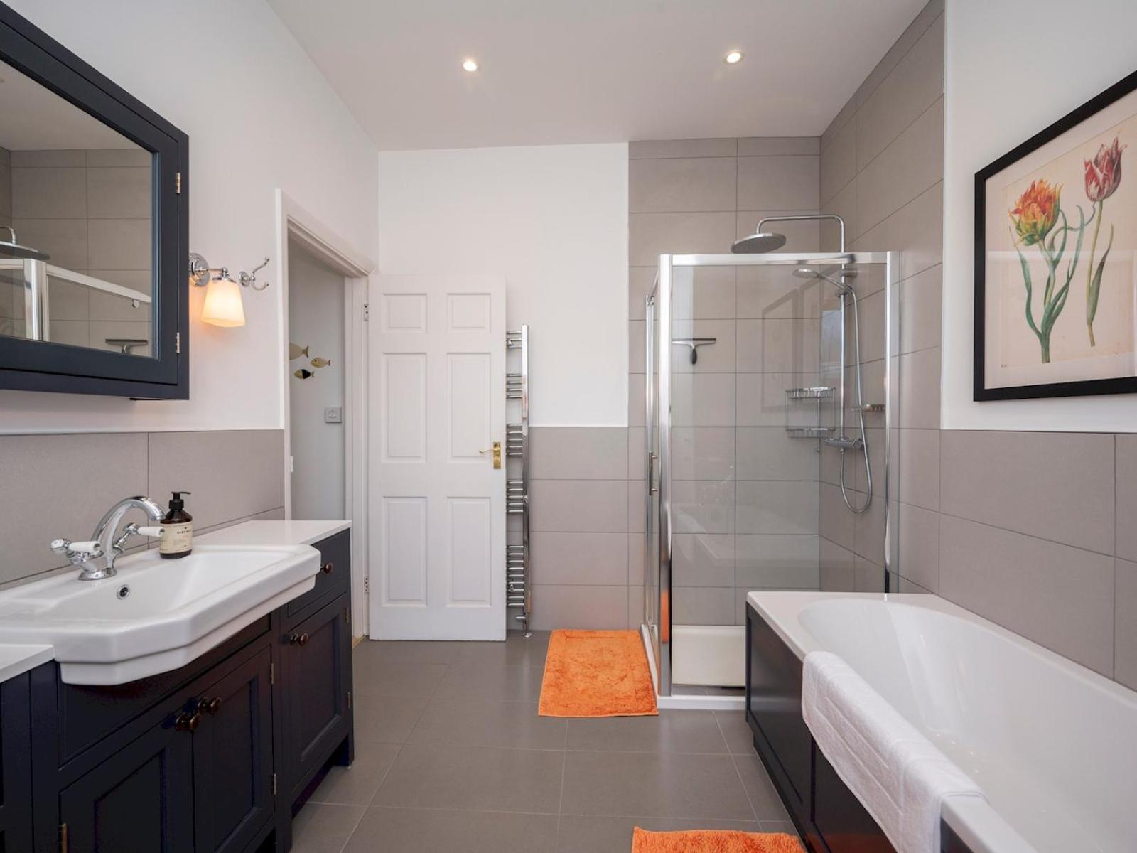 Pass The Keys Stylishly Designed Townhouse - Garden Oasis Hébergement de vacances *