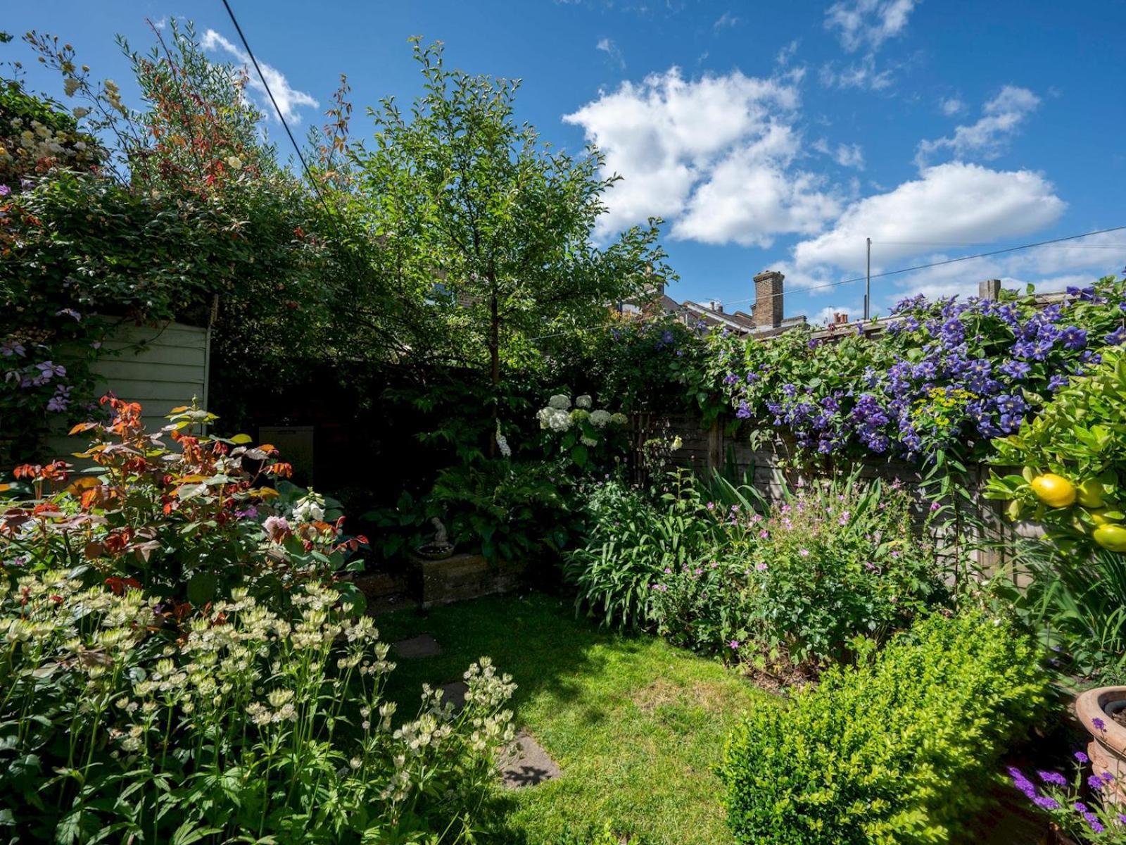 Hébergement de vacances Pass The Keys Stylishly Designed Townhouse - Garden Oasis