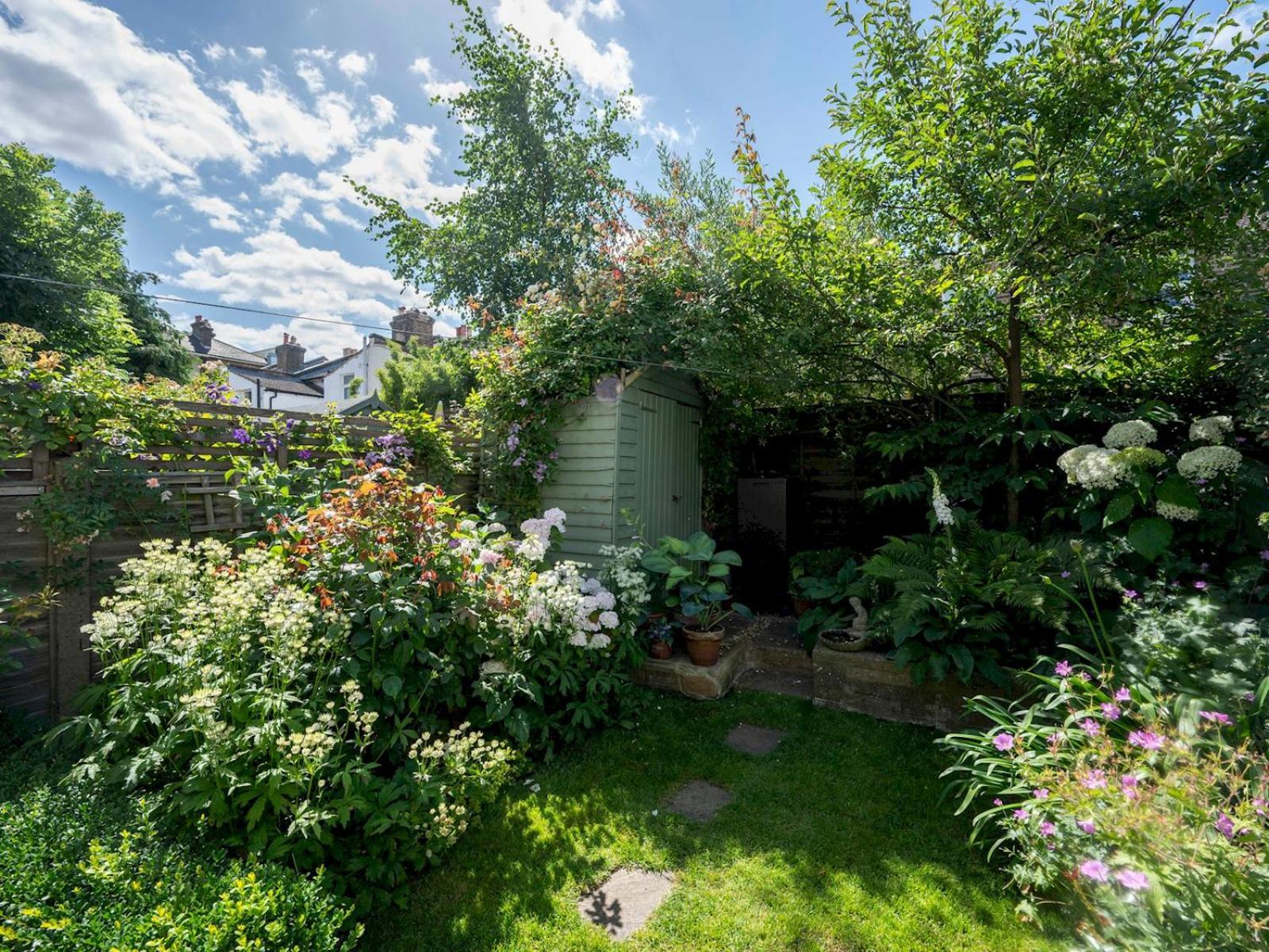 Hébergement de vacances Pass The Keys Stylishly Designed Townhouse - Garden Oasis *