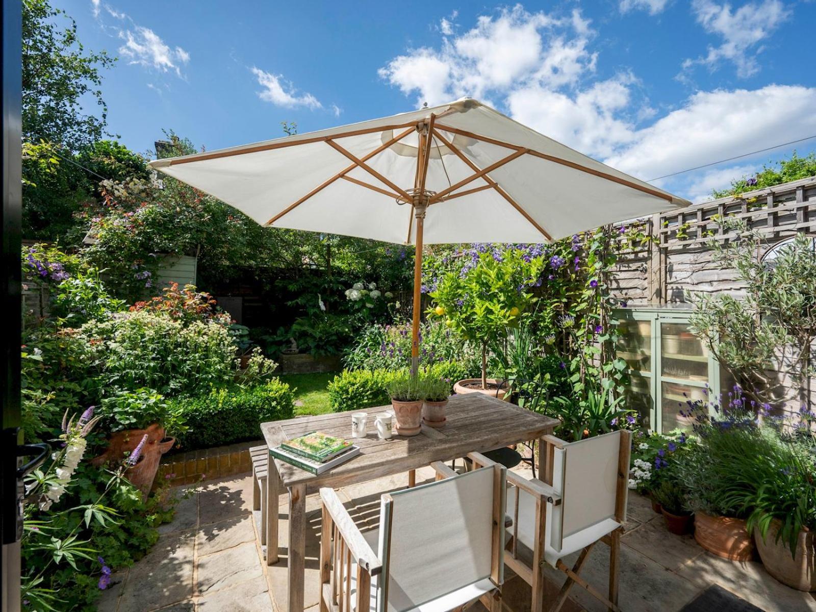 Pass The Keys Stylishly Designed Townhouse - Garden Oasis Hébergement de vacances *