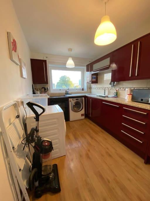 Comfy Entire Flat With View Balcony In Regents Park, Camden, * London