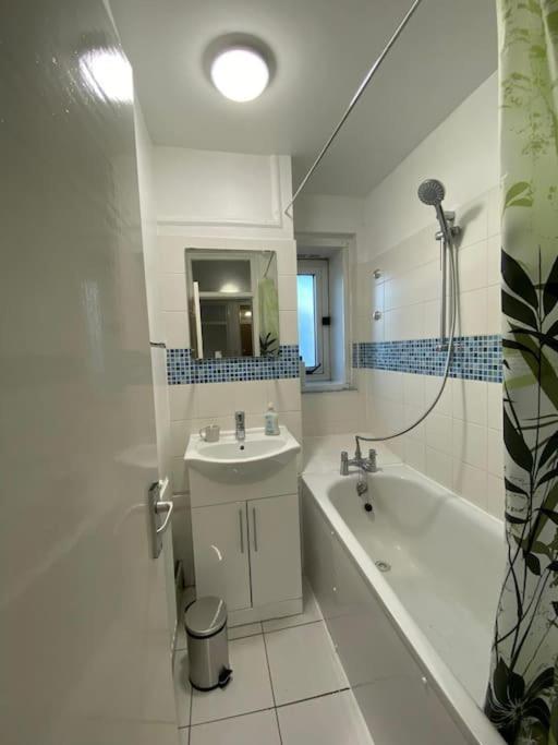 Apartment Comfy Entire Flat With View Balcony In Regents Park, Camden, London