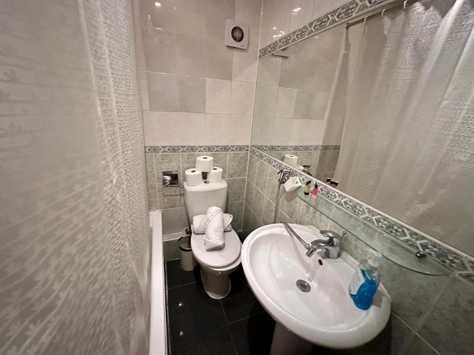 Bright Family Studio In Central Apartment London