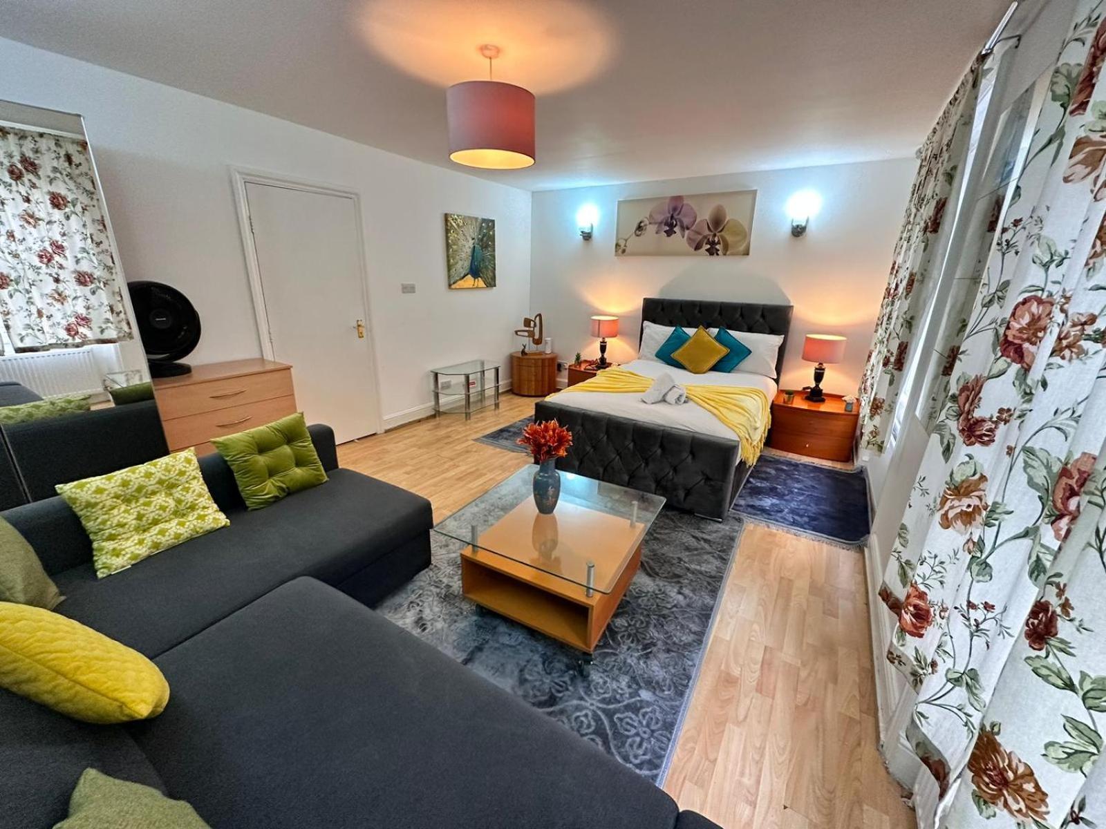 Bright Family Studio In Central Apartment London