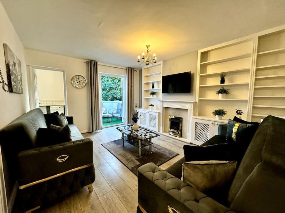 Newly Renovated Kensington 2 Bedroom With Balcony Near Harrods Sleeps 6, 2 Min Walk From Station Appartement Londres