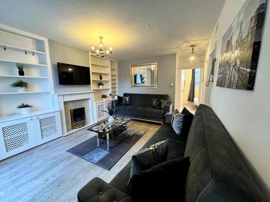 Newly Renovated Kensington 2 Bedroom With Balcony Near Harrods Sleeps 6, 2 Min Walk From Station Appartement *