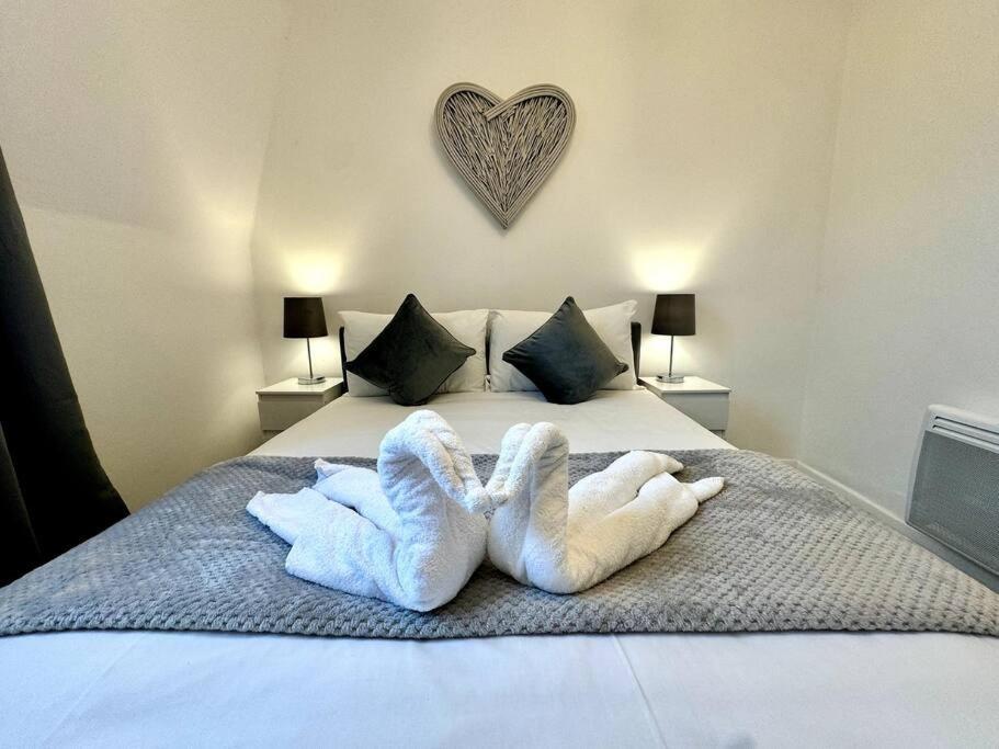 Newly Renovated Kensington 2 Bedroom With Balcony Near Harrods Sleeps 6, 2 Min Walk From Station Appartement Londres