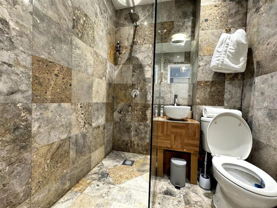 Newly Renovated Kensington 2 Bedroom With Balcony Near Harrods Sleeps 6, 2 Min Walk From Station Appartement Londres