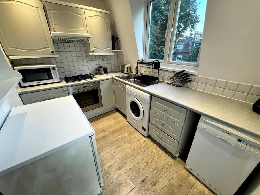 Newly Renovated Kensington 2 Bedroom With Balcony Near Harrods Sleeps 6, 2 Min Walk From Station * Londres