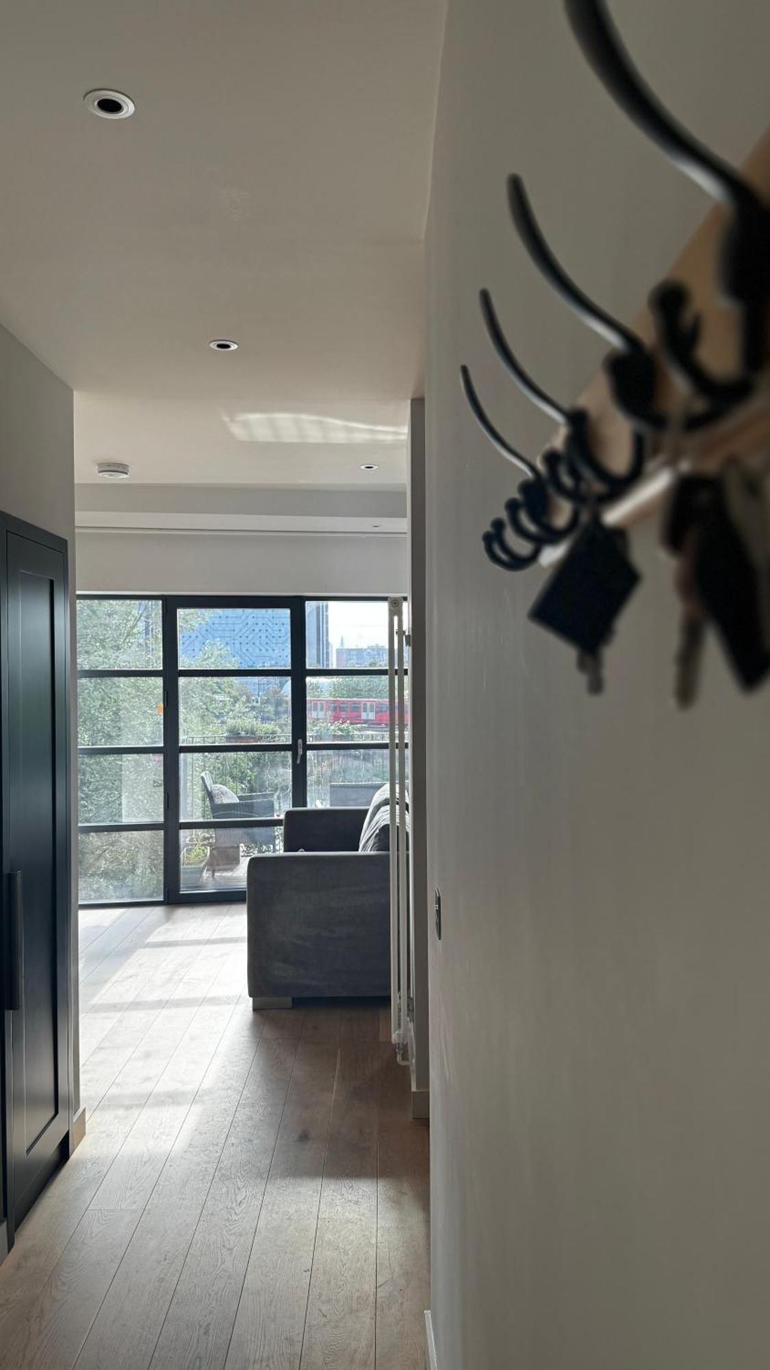 Island 1 Bedroom Luxury Apartments, Private Balcony Londen
