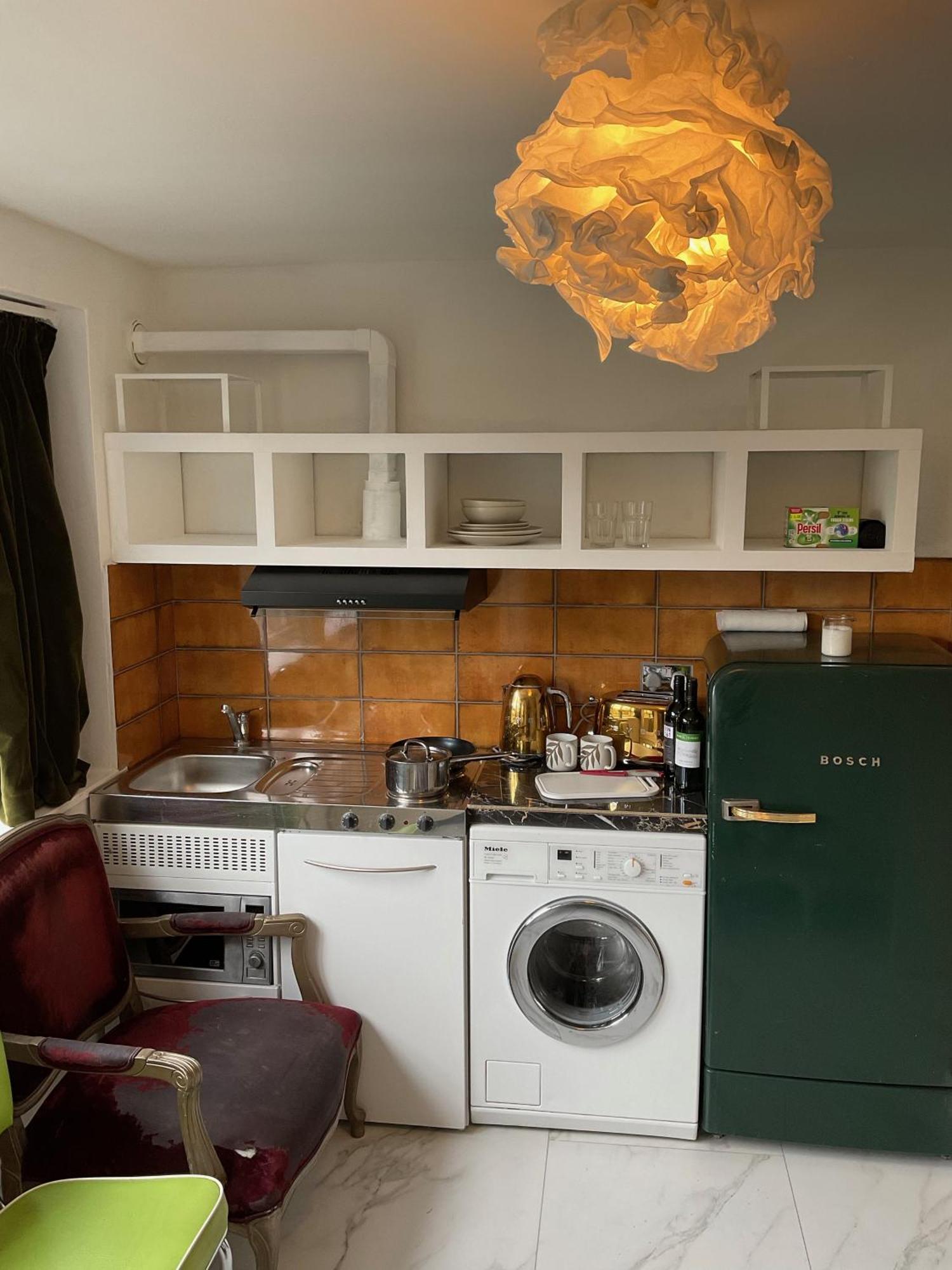 Studio6 Charming With Modern Amenities In