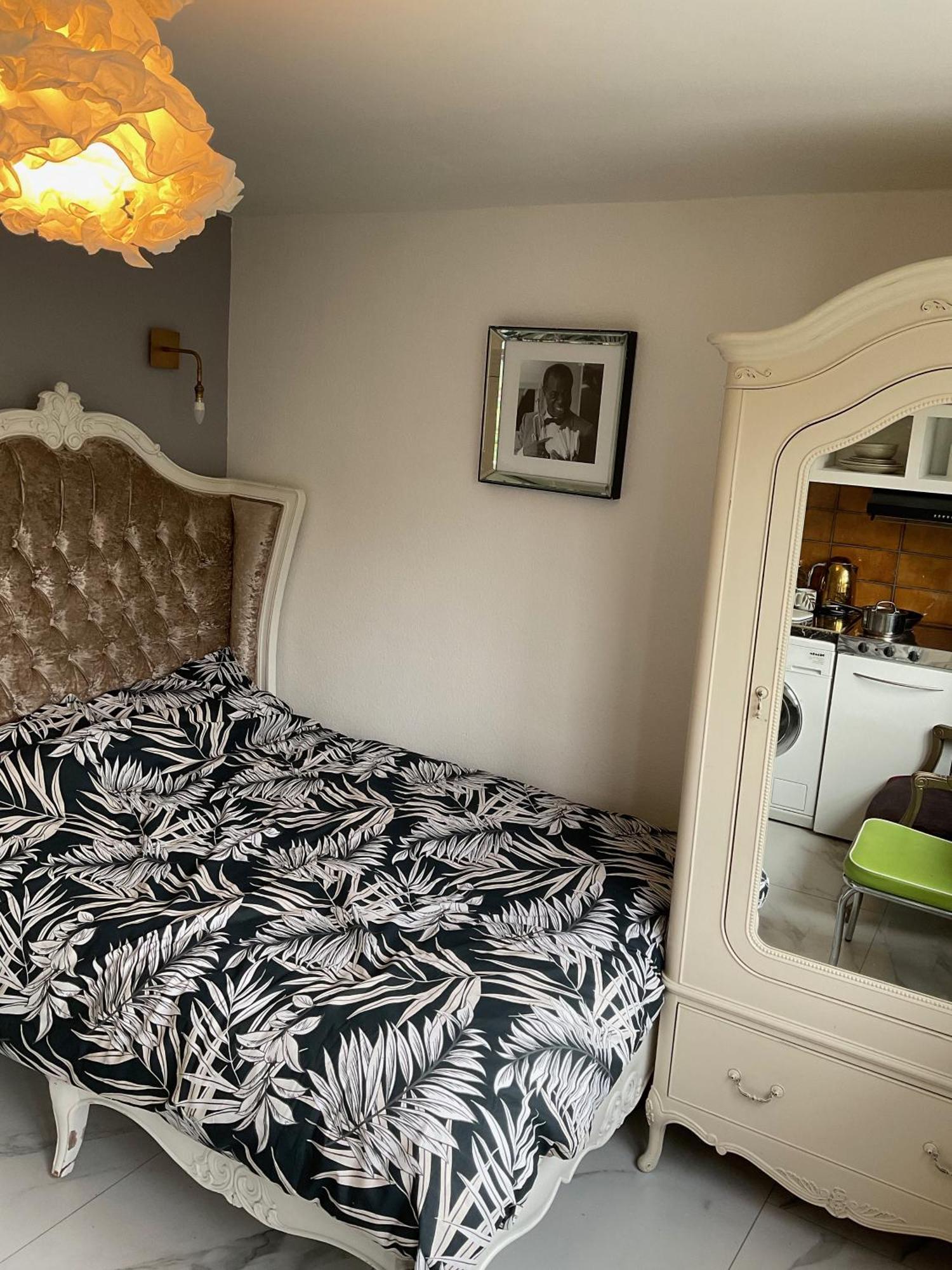 Studio6 Charming With Modern Amenities In