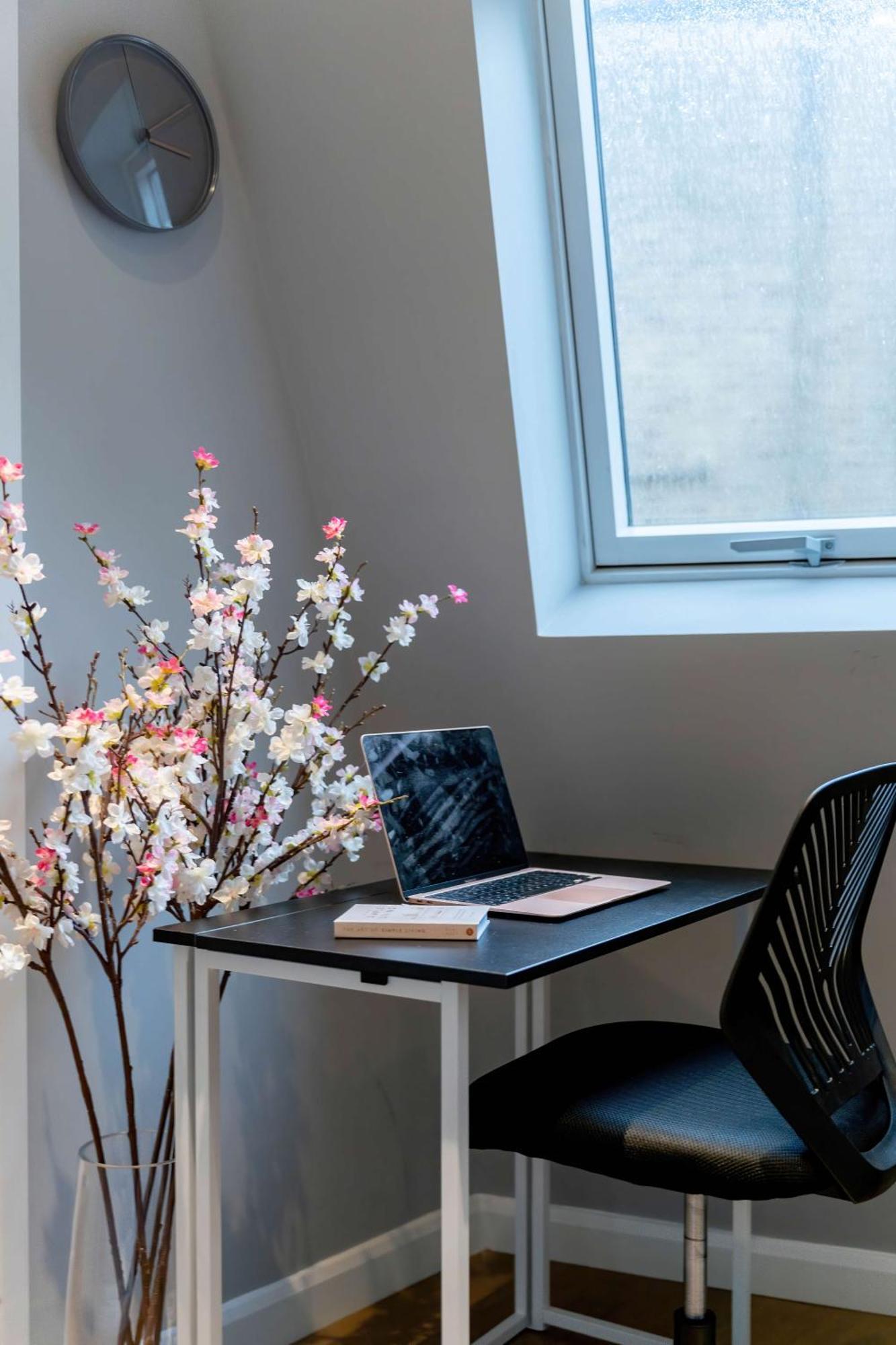 Camden Coach House By Livestay Short Lets & Serviced With Terrace Retreat & Parking Casa de Férias *