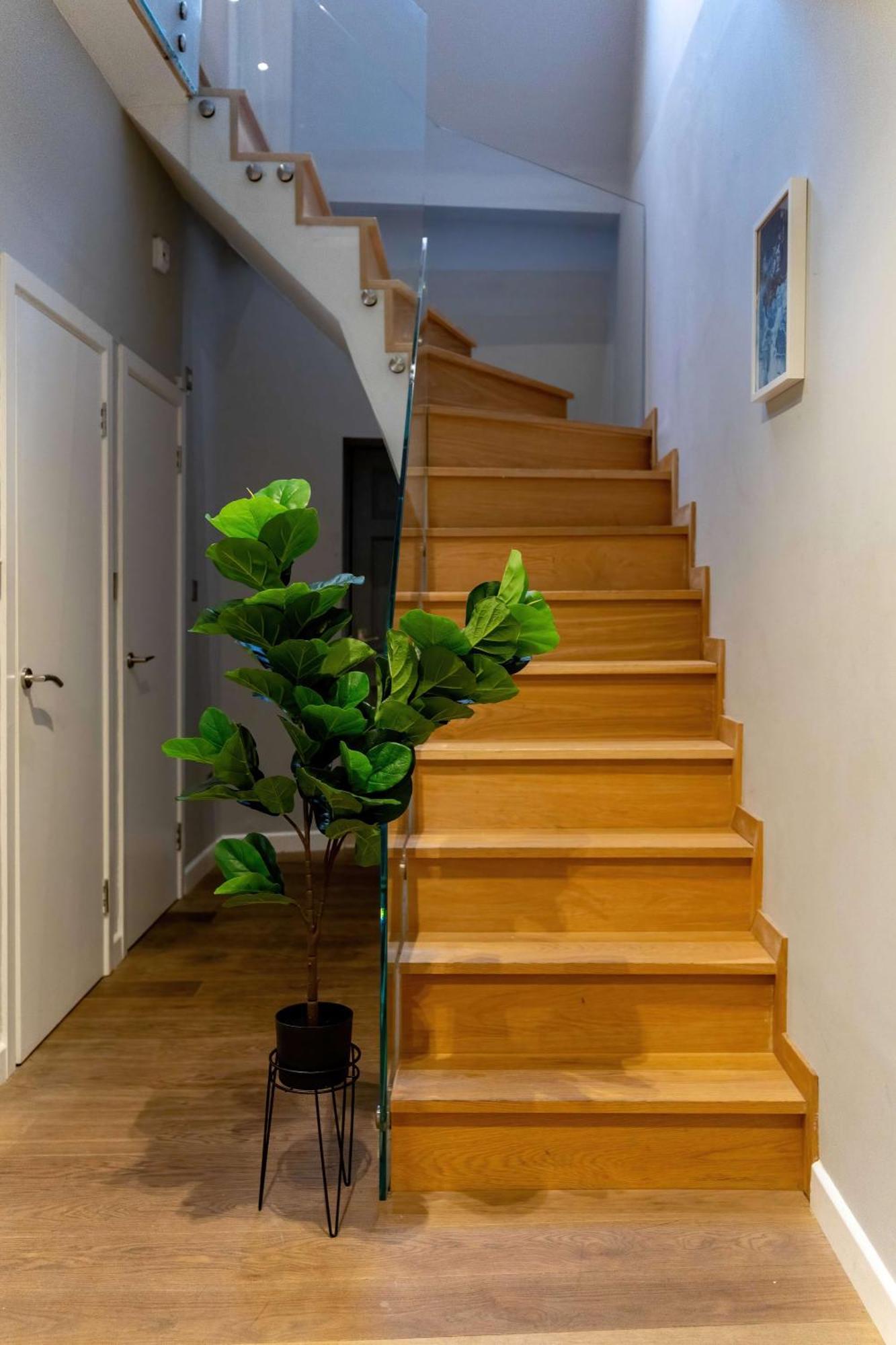 Camden Coach House By Livestay Short Lets & Serviced With Terrace Retreat & Parking Casa de Férias Londres