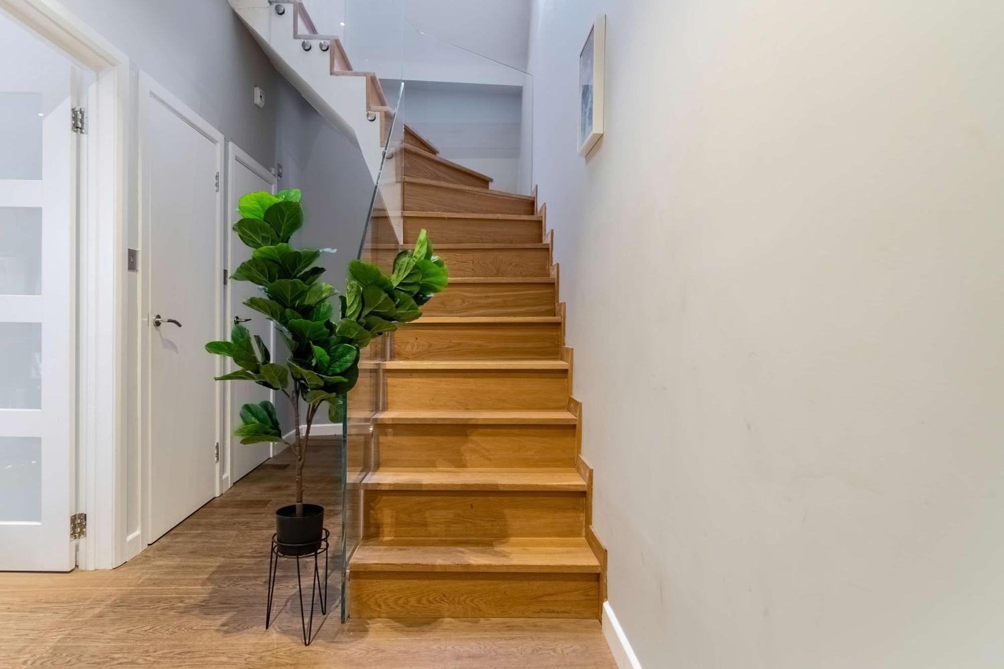 Camden Coach House By Livestay Short Lets & Serviced With Terrace Retreat & Parking