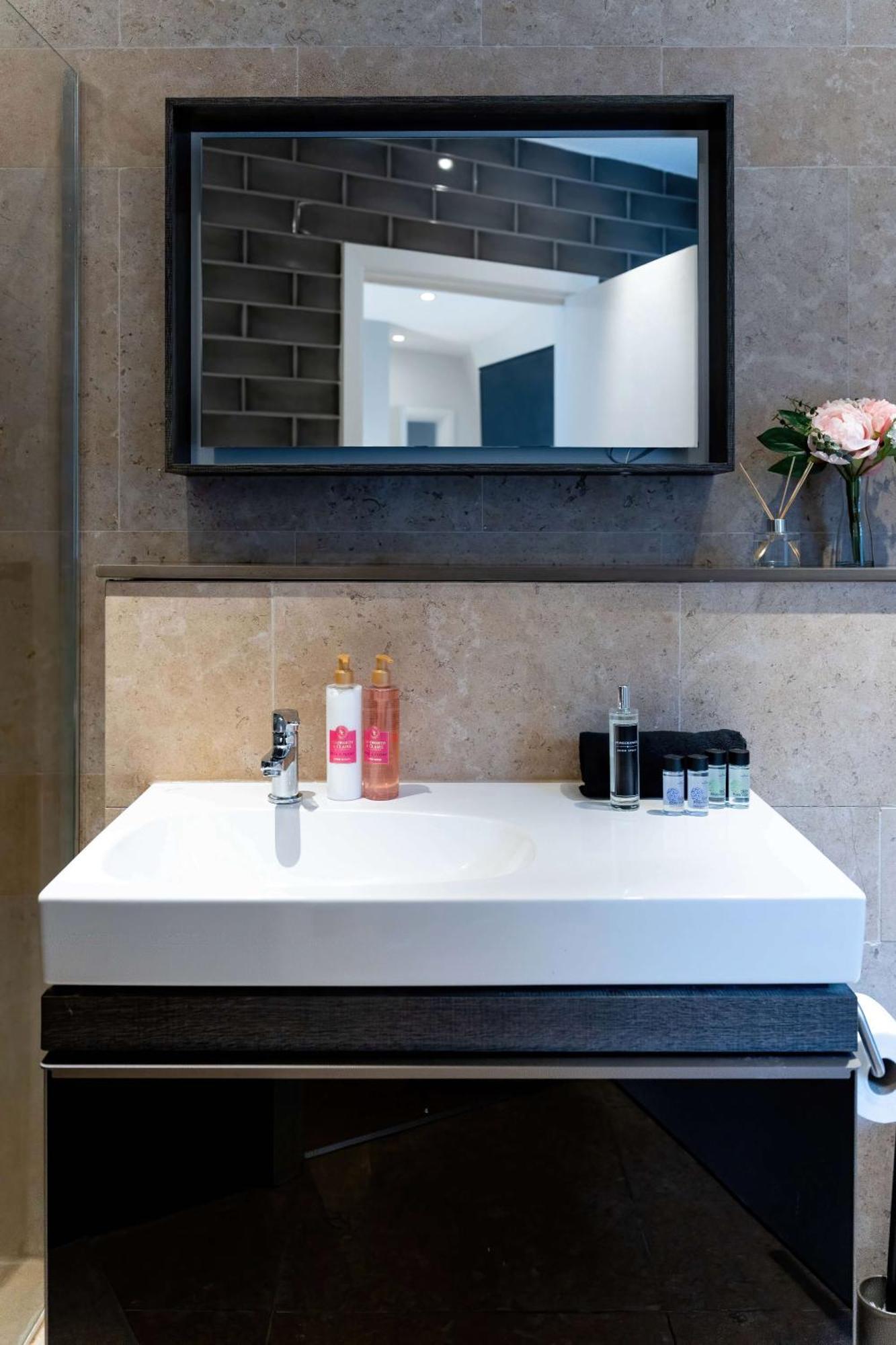 Camden Coach House By Livestay Short Lets & Serviced With Terrace Retreat & Parking Londres