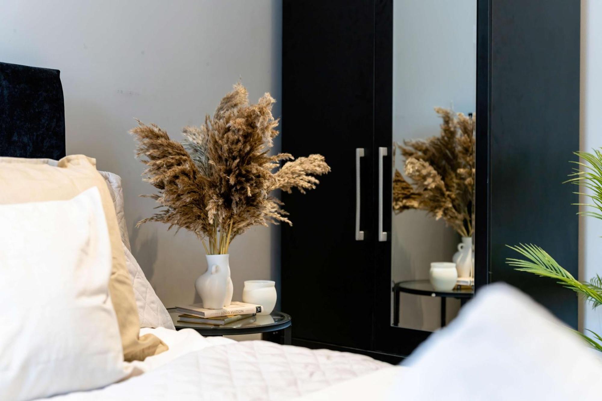 Camden Coach House By Livestay Short Lets & Serviced With Terrace Retreat & Parking Casa de Férias