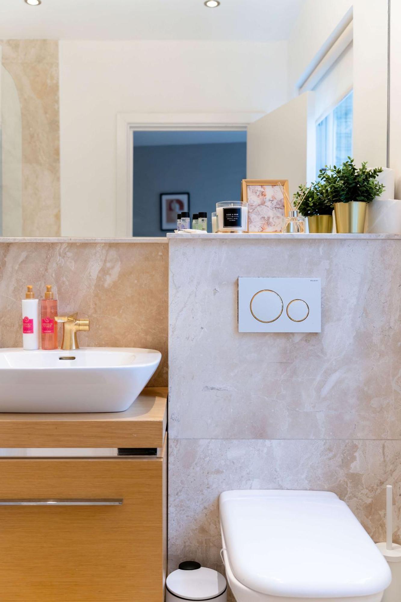 Camden Coach House By Livestay Short Lets & Serviced With Terrace Retreat & Parking * Londres