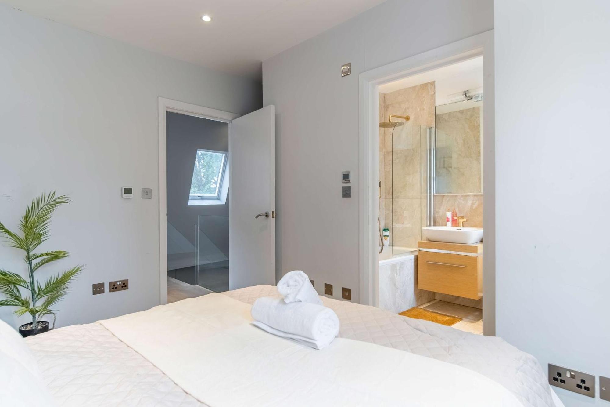 Camden Coach House By Livestay Short Lets & Serviced With Terrace Retreat & Parking