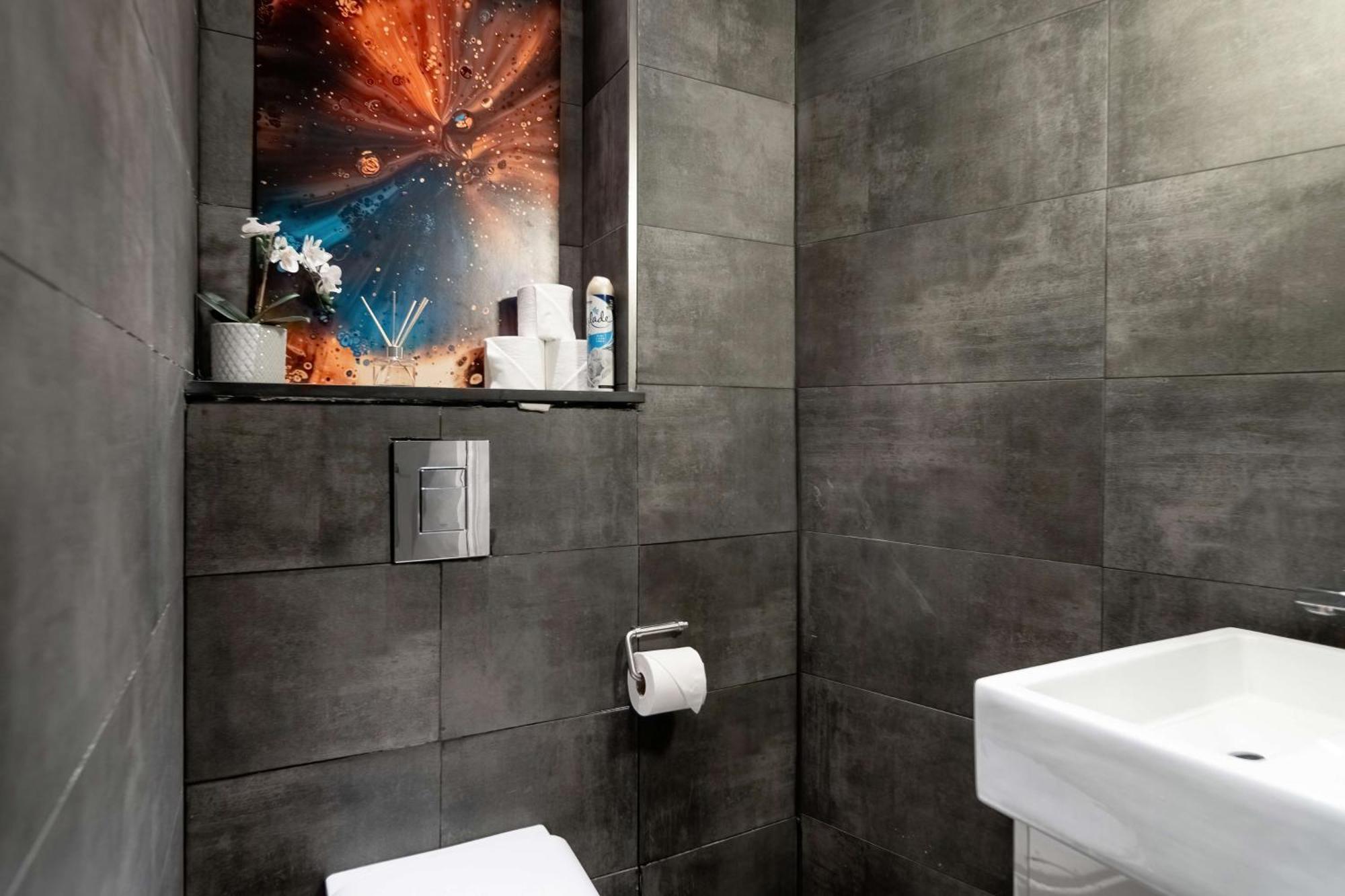 Camden Coach House By Livestay Short Lets & Serviced With Terrace Retreat & Parking Londres