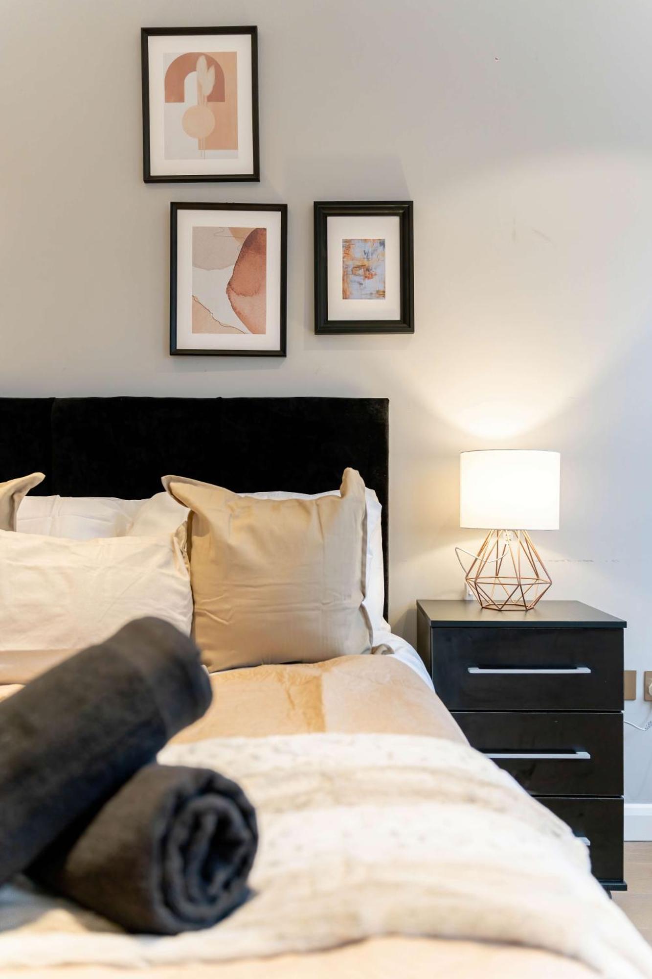 Camden Coach House By Livestay Short Lets & Serviced With Terrace Retreat & Parking * Londres