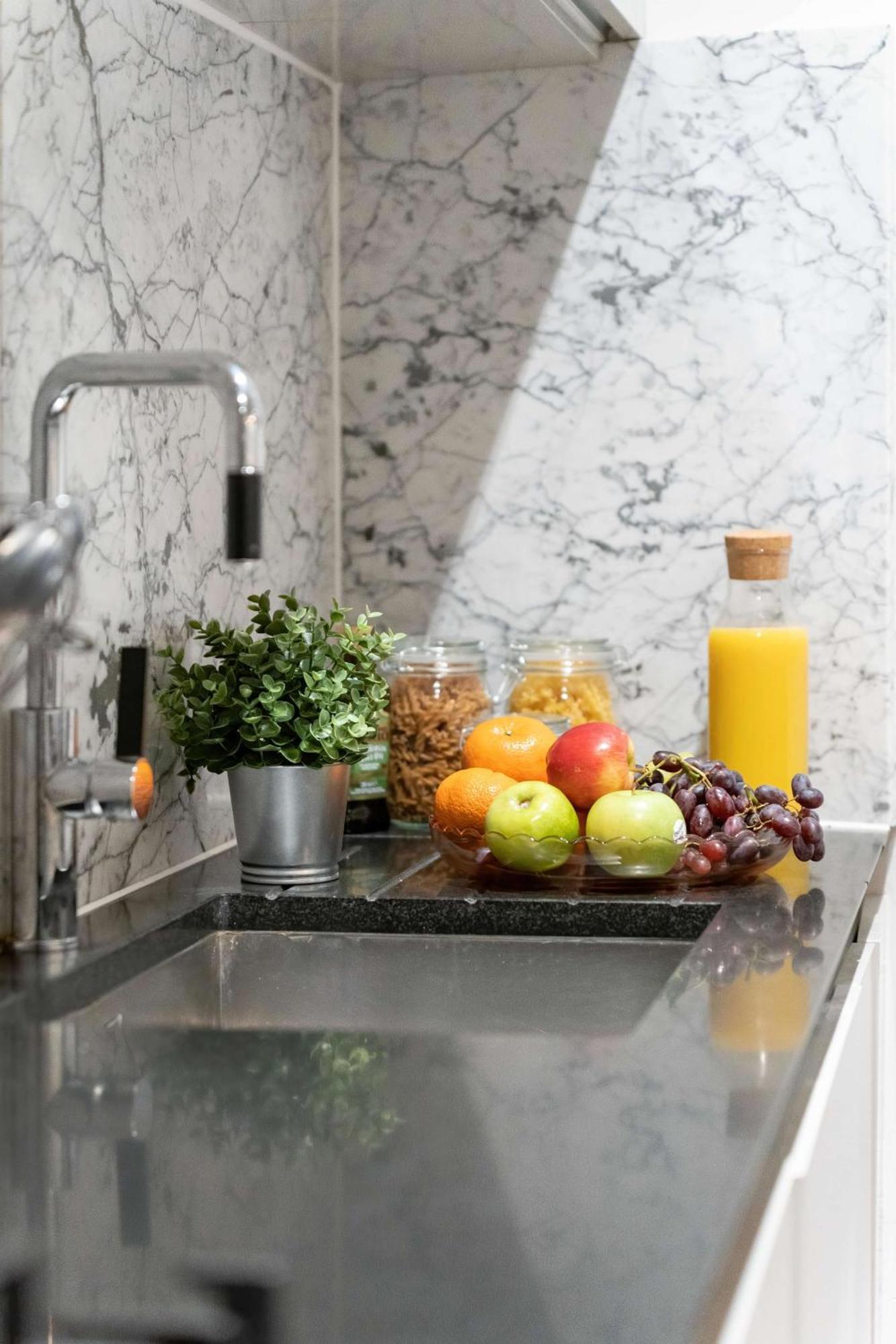 Camden Coach House By Livestay Short Lets & Serviced With Terrace Retreat & Parking *