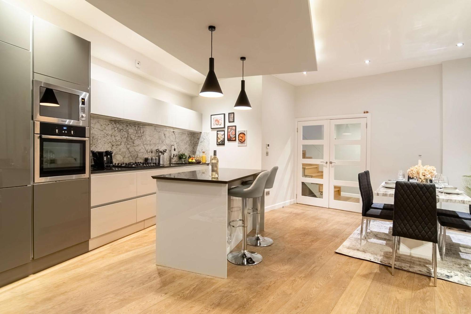 Camden Coach House By Livestay Short Lets & Serviced With Terrace Retreat & Parking *