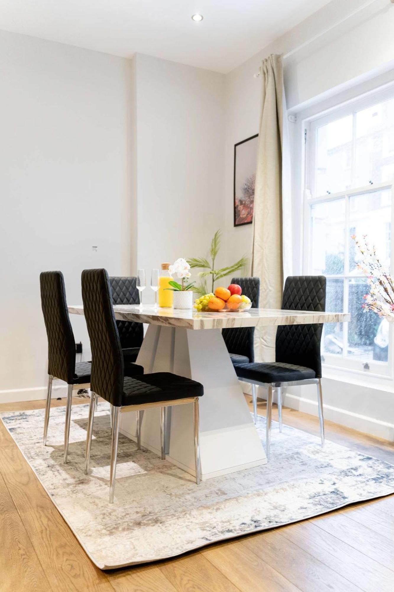 Casa de Férias Camden Coach House By Livestay Short Lets & Serviced With Terrace Retreat & Parking *