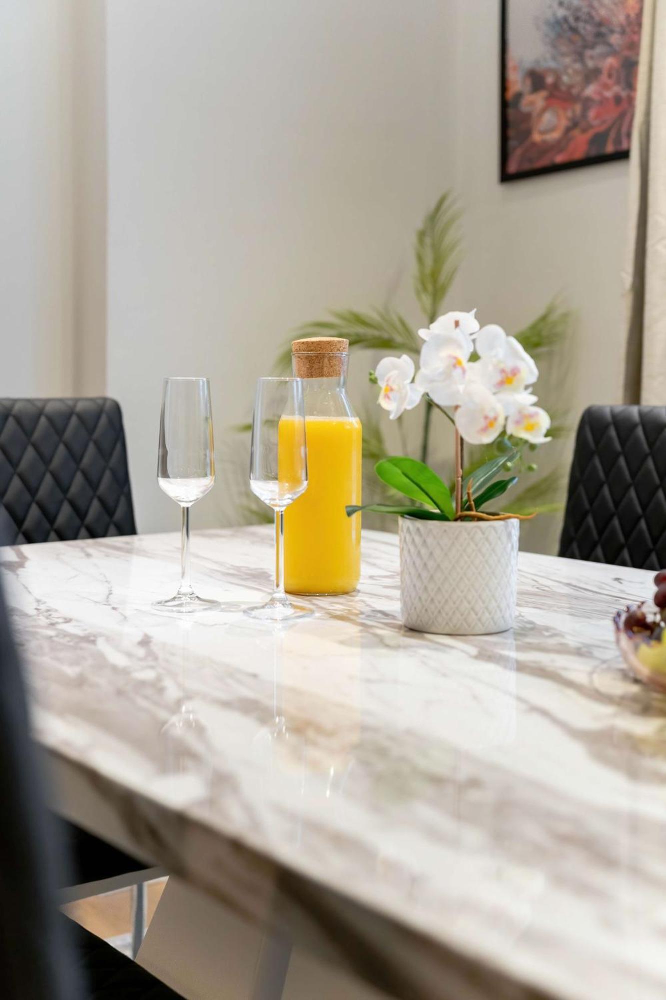 Camden Coach House By Livestay Short Lets & Serviced With Terrace Retreat & Parking *