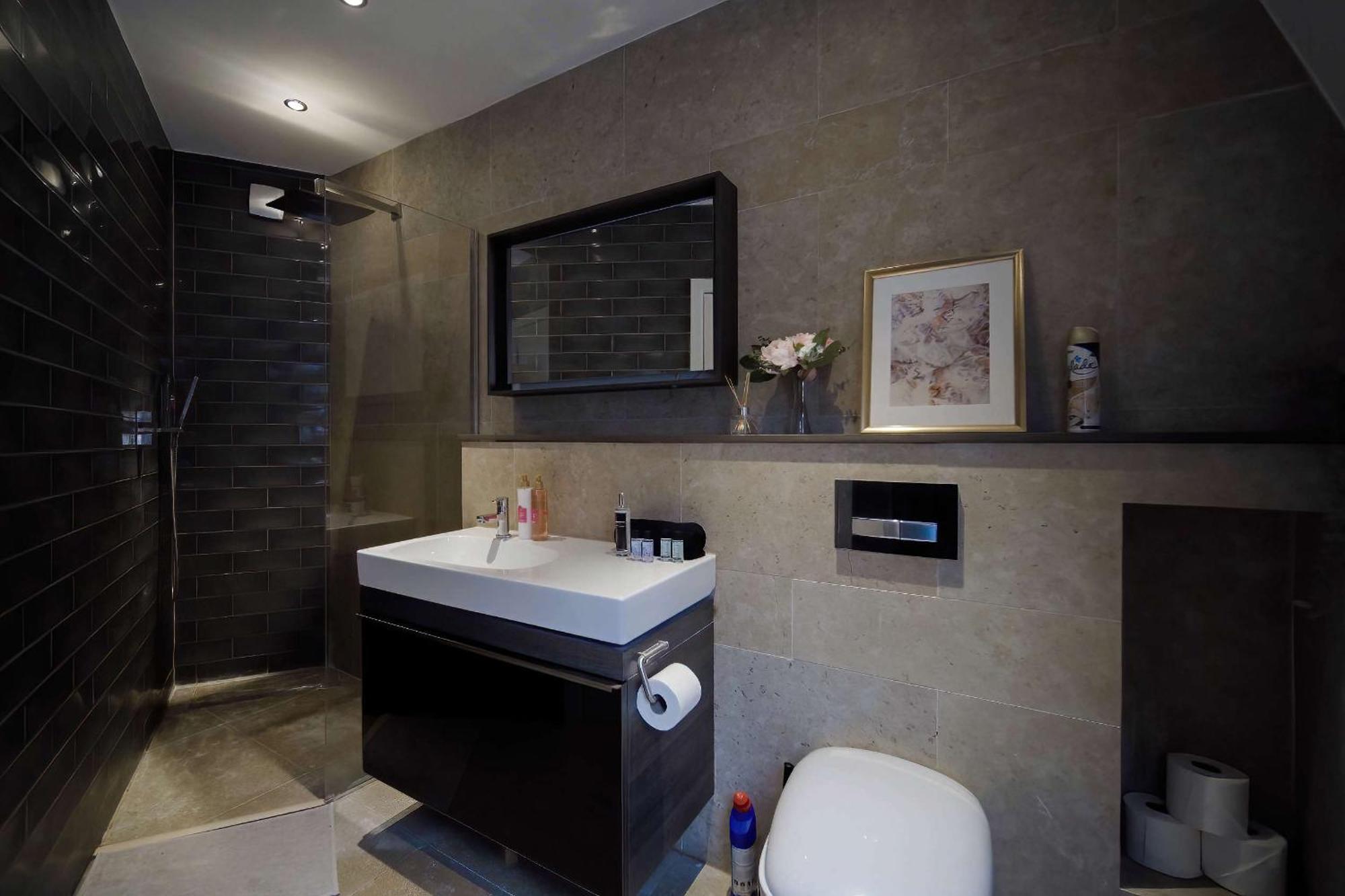 Casa de Férias Camden Coach House By Livestay Short Lets & Serviced With Terrace Retreat & Parking Londres