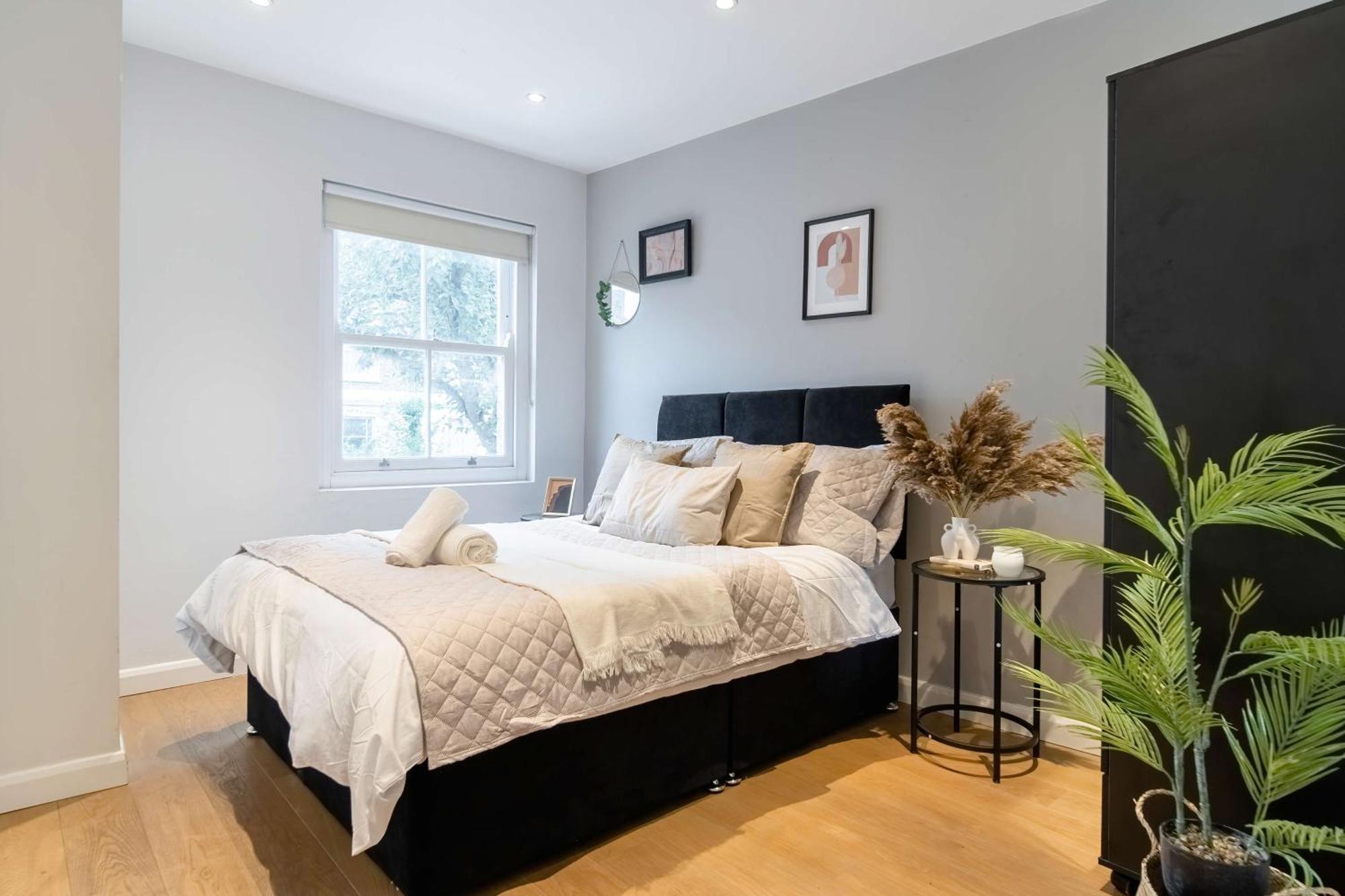 Casa de Férias Camden Coach House By Livestay Short Lets & Serviced With Terrace Retreat & Parking Londres