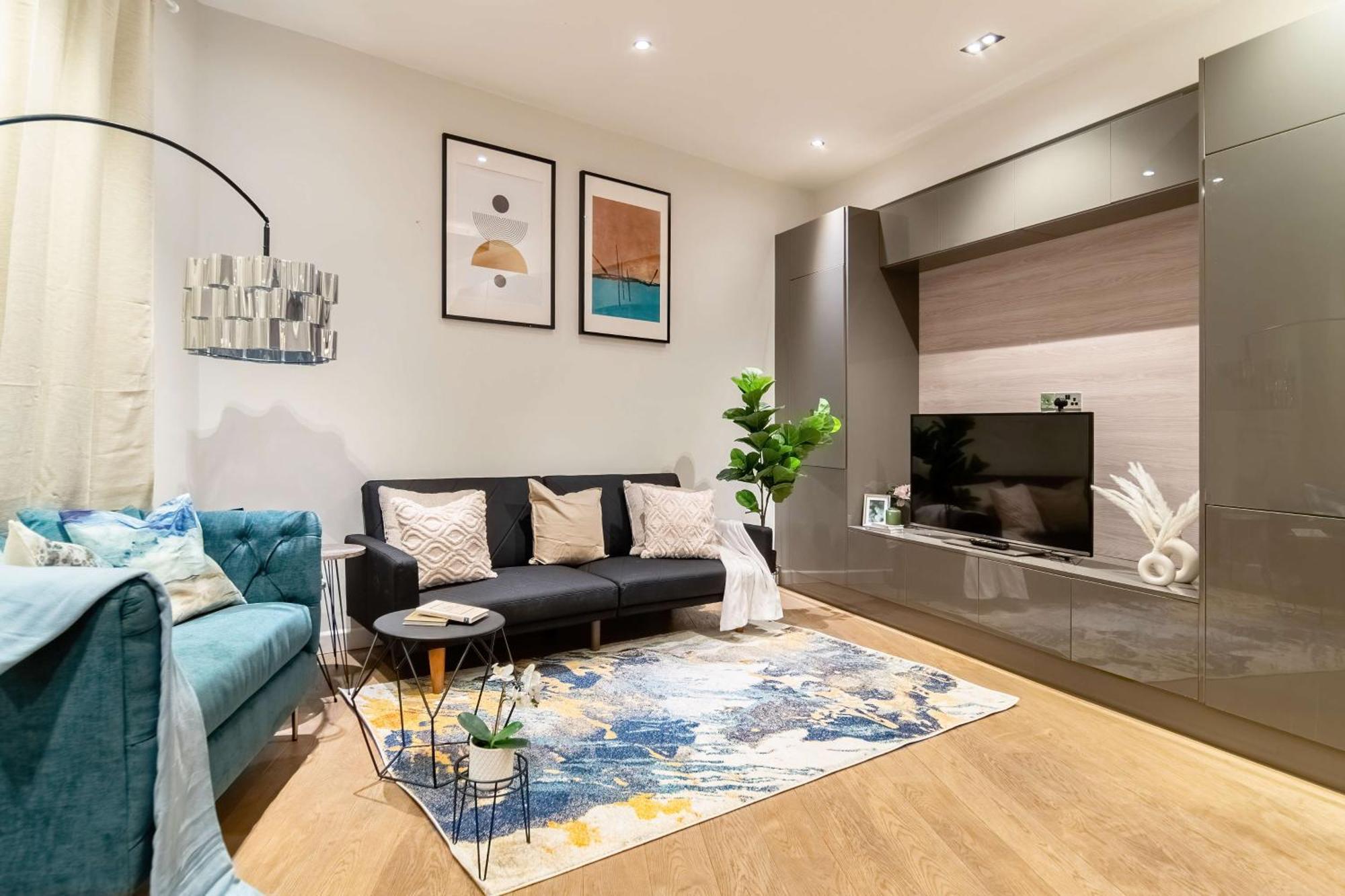 Camden Coach House By Livestay Short Lets & Serviced With Terrace Retreat & Parking Casa de Férias