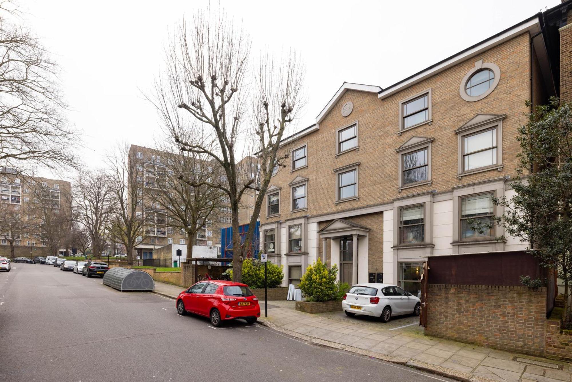 Modern, Spacious With Patio * Londres