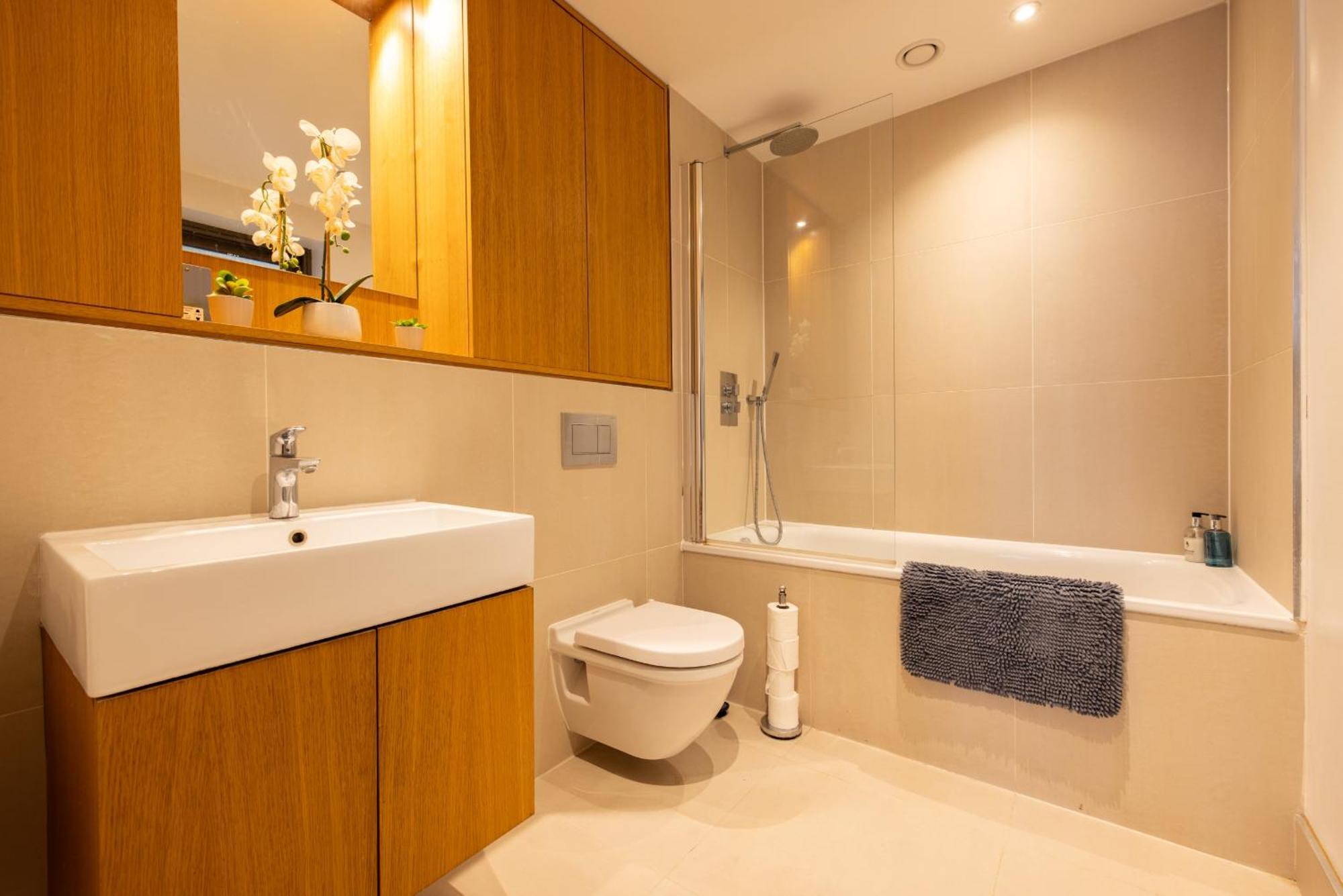 Modern, Spacious With Patio * Londres
