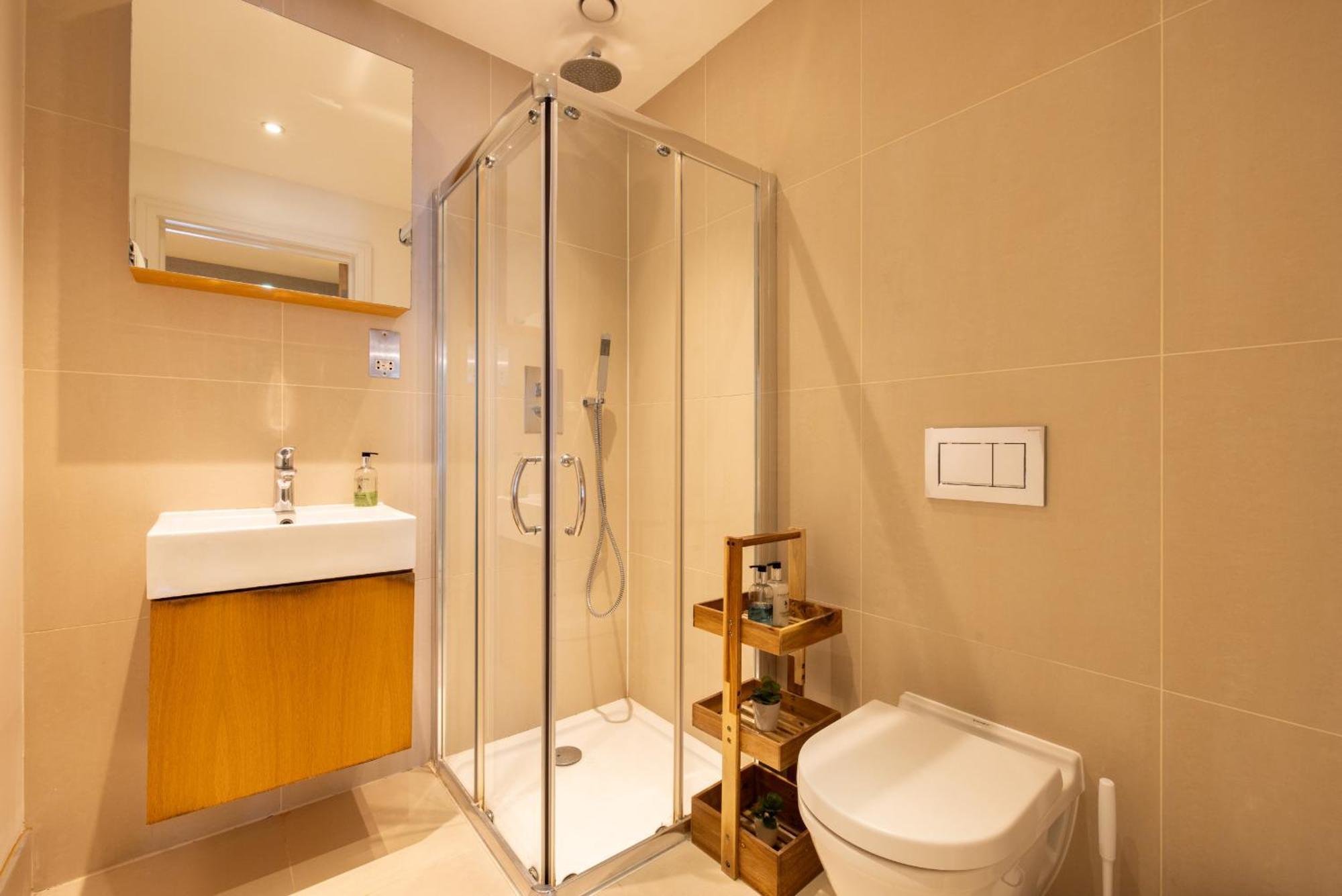 Modern, Spacious With Patio Appartement Londres