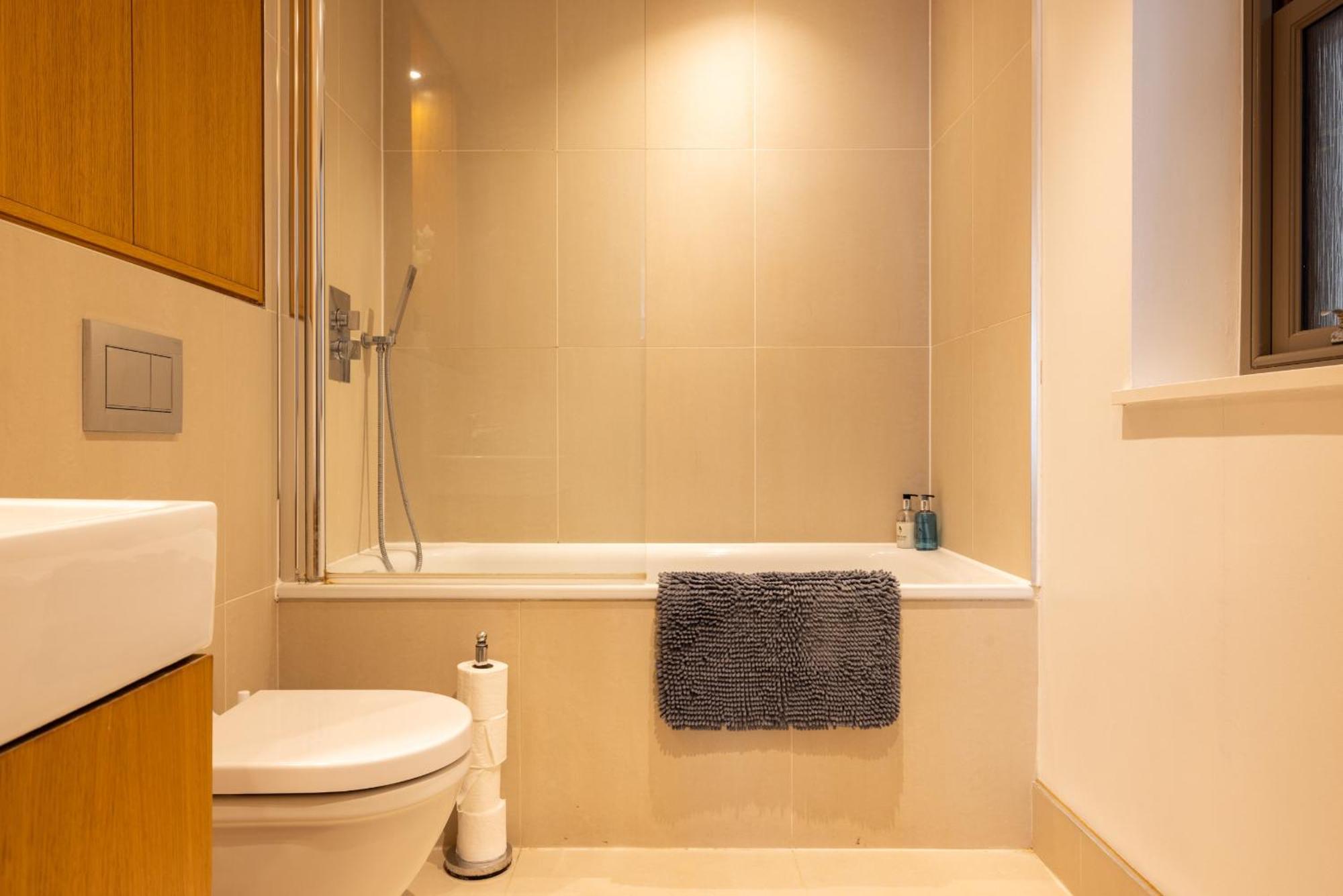 Modern, Spacious With Patio * Londres