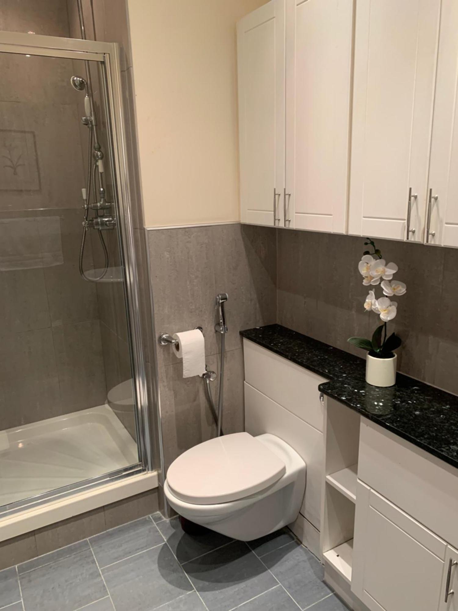 Baker Street 3 Bedroom And 3 Bathroom Fabulous Flat London
