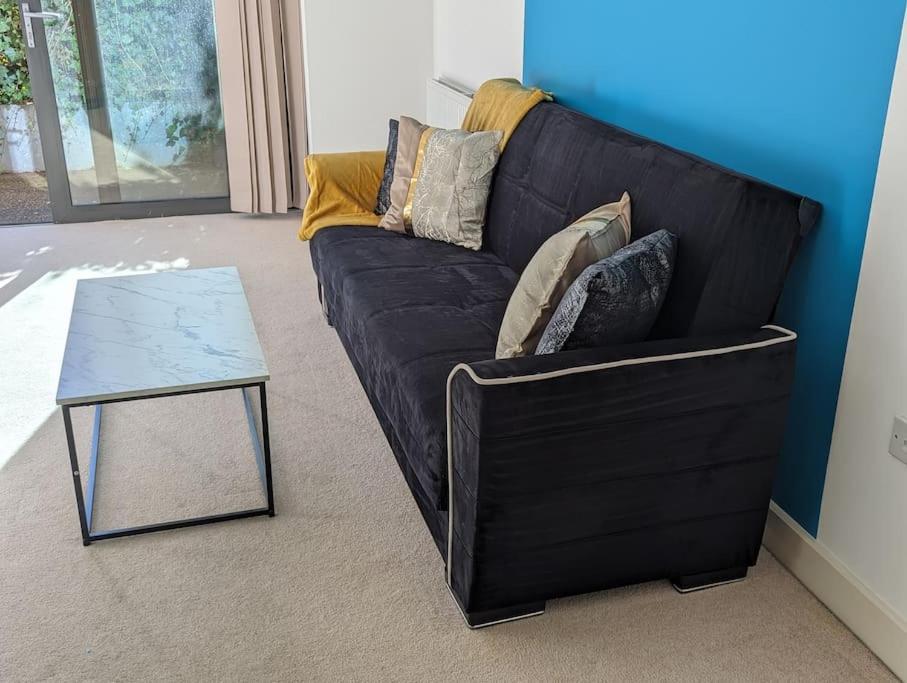 Premium Offers L Last-minute L Remigro Short Lets L 1 Bed Flat L Royal Docks L Airport & Excel L 2 Bed St Albans L Family Friendly L Near Bus Stop L Centre L Book Today With Remigro
