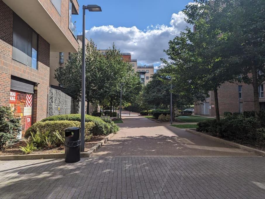 Premium Offers L Last-minute L Remigro Short Lets L 1 Bed Flat L Royal Docks L Airport & Excel L 2 Bed St Albans L Family Friendly L Near Bus Stop L Centre L Book Today With Remigro