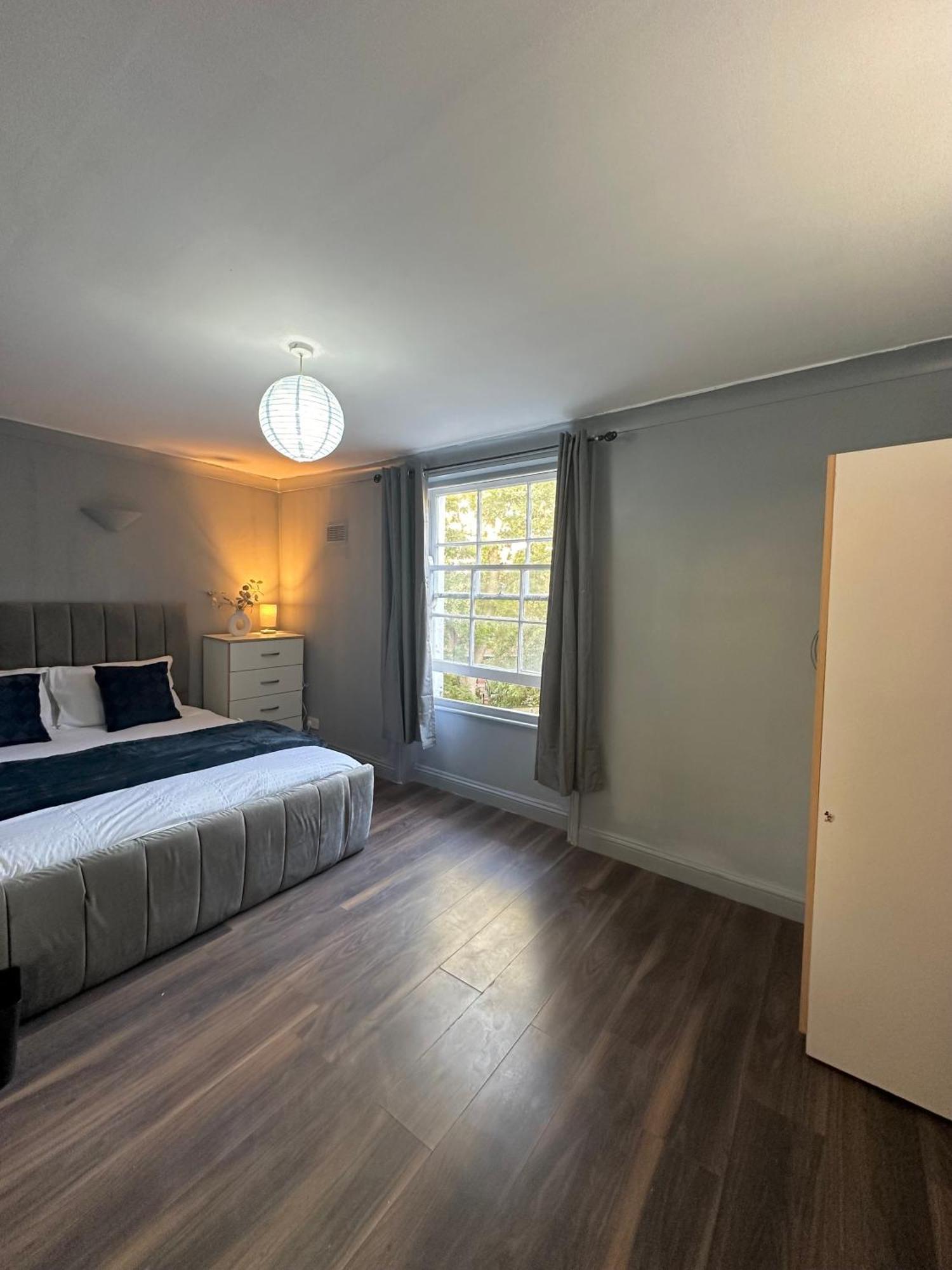 Luxury In A 4 Bedroom Flat! 4 Minutes Walk To Kingscross, St Pancras Habitación en casa particular Londres