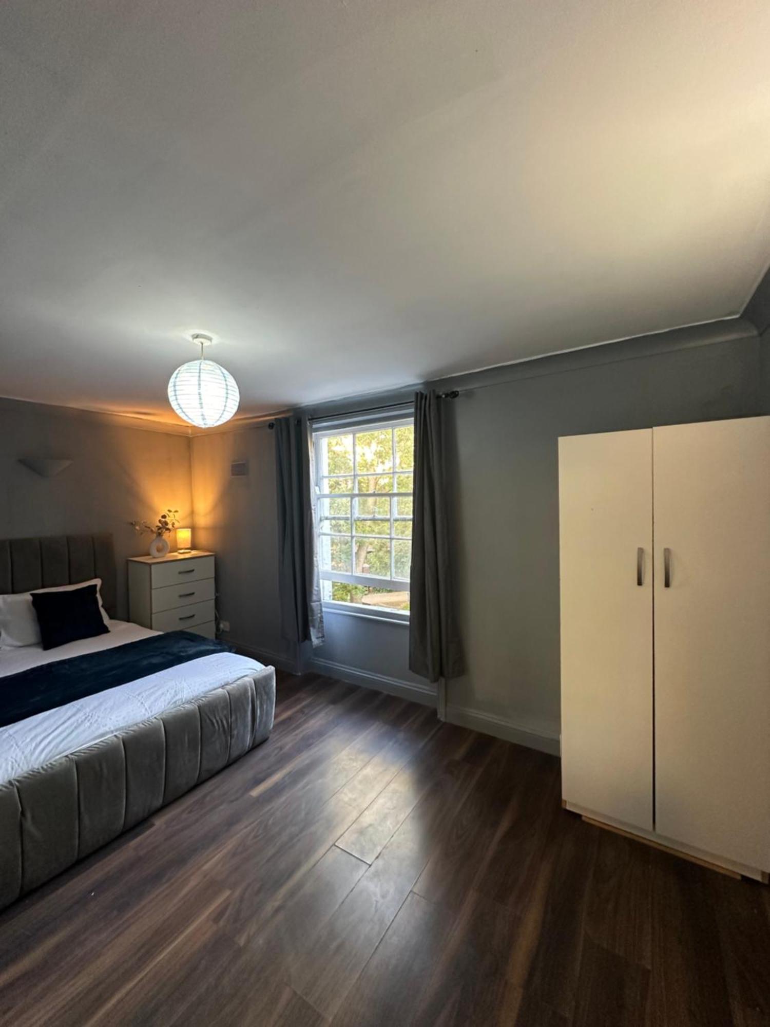 Luxury In A 4 Bedroom Flat! 4 Minutes Walk To Kingscross, St Pancras Hospedagem domiciliar Londres
