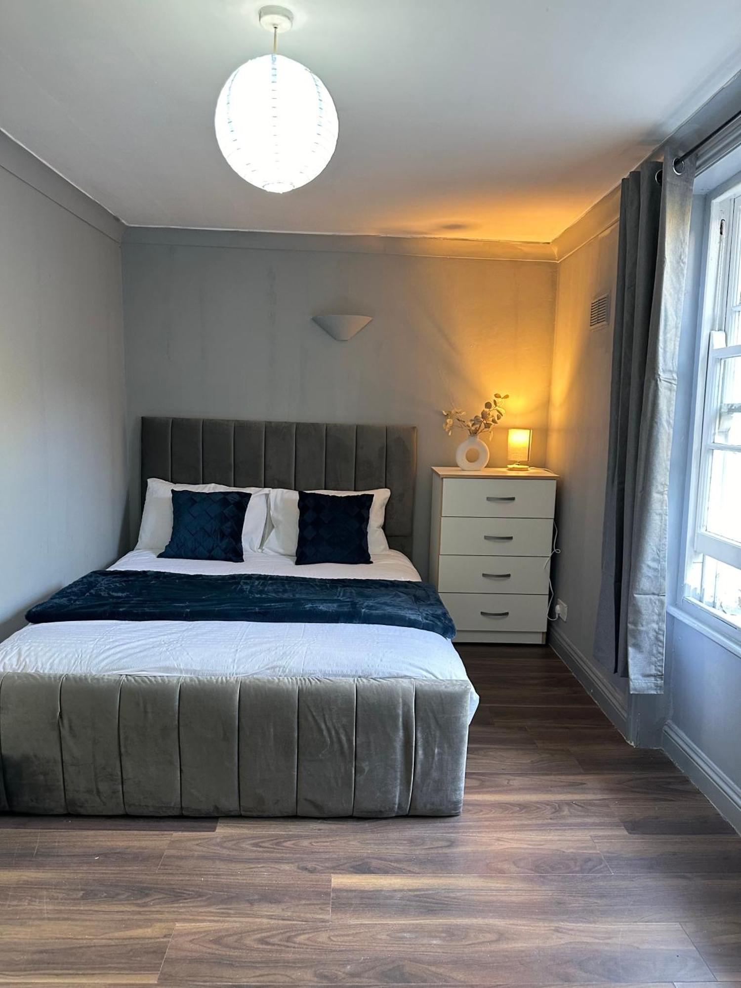 Luxury In A 4 Bedroom Flat! 4 Minutes Walk To Kingscross, St Pancras Hospedagem domiciliar Londres