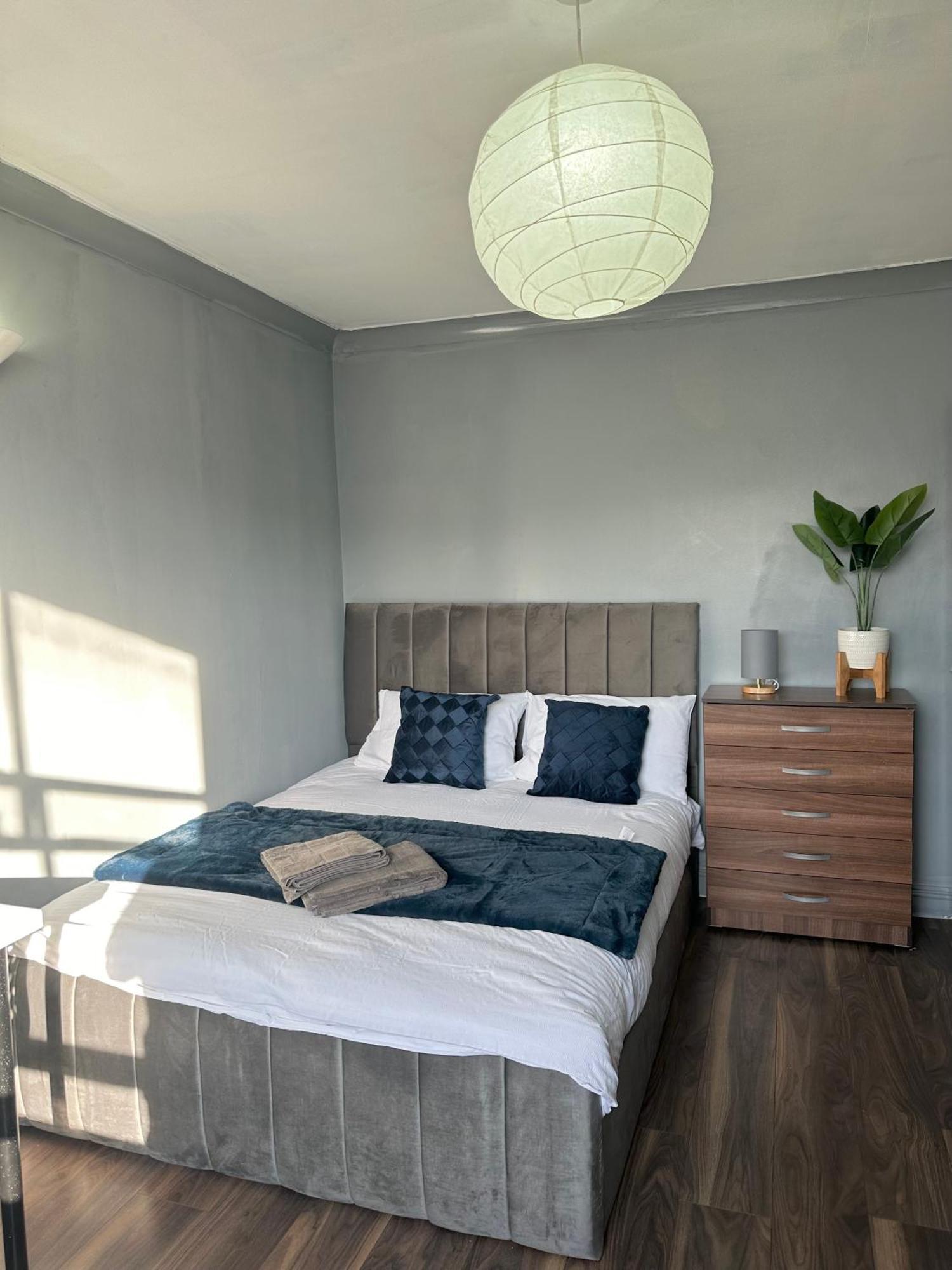 Luxury In A 4 Bedroom Flat! 4 Minutes Walk To Kingscross, St Pancras Hospedagem domiciliar Londres