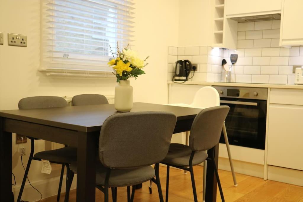 2 Bedroom Modern, Simple Flat In Broadway Market