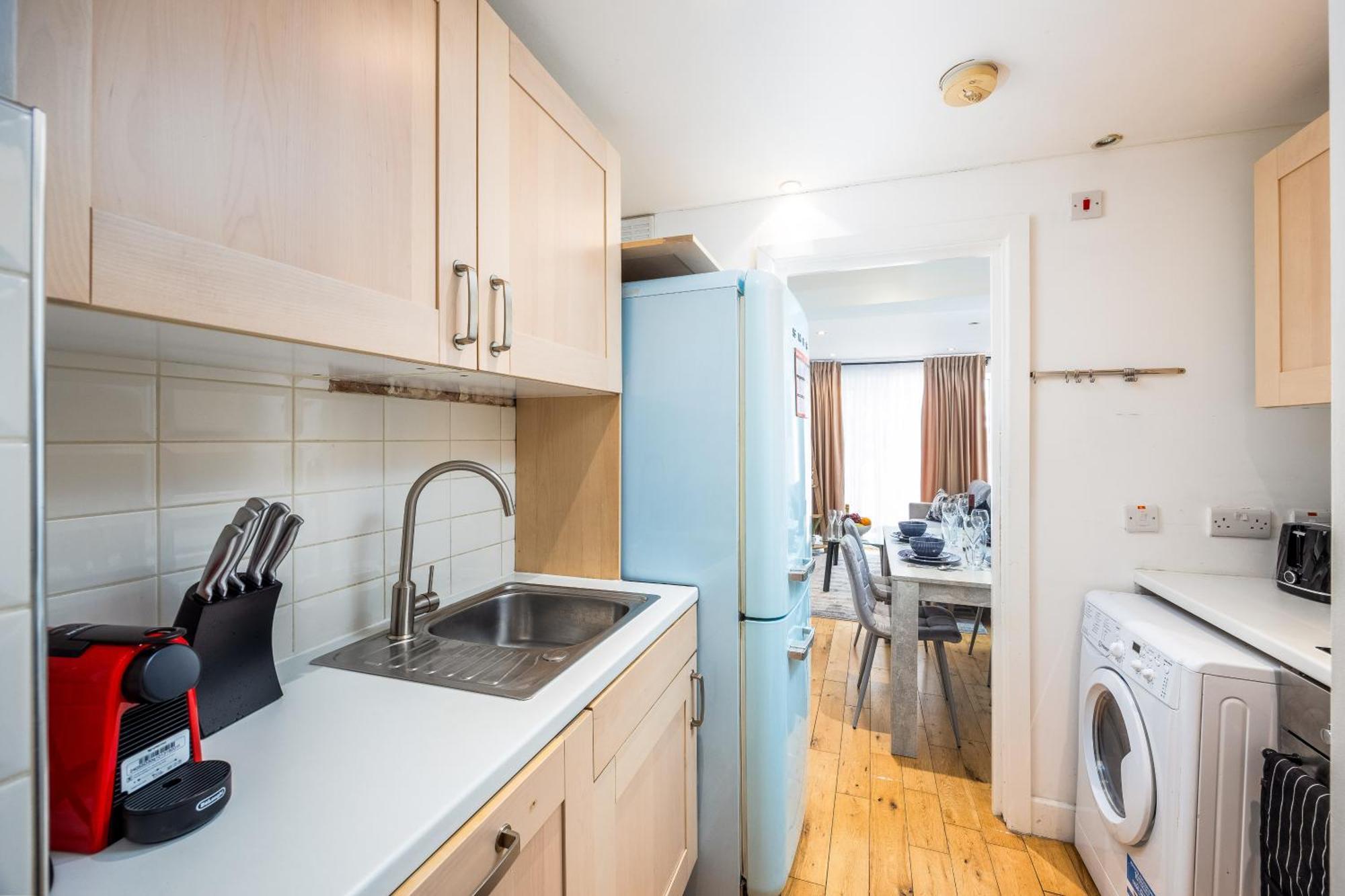 Elegant & Spacious - Minutes To Kensington Apartment