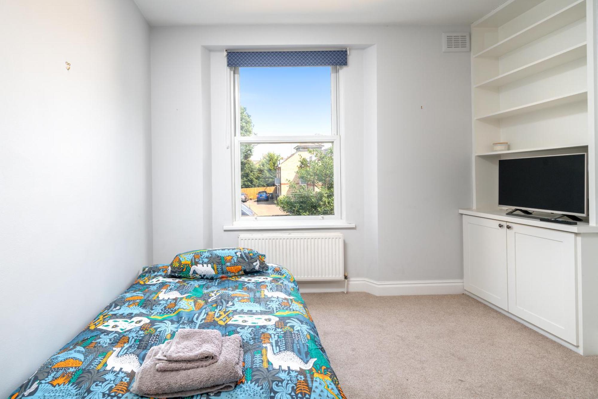 Lovely & Bright 1 Bedroom Flat In London's Zone 2 *