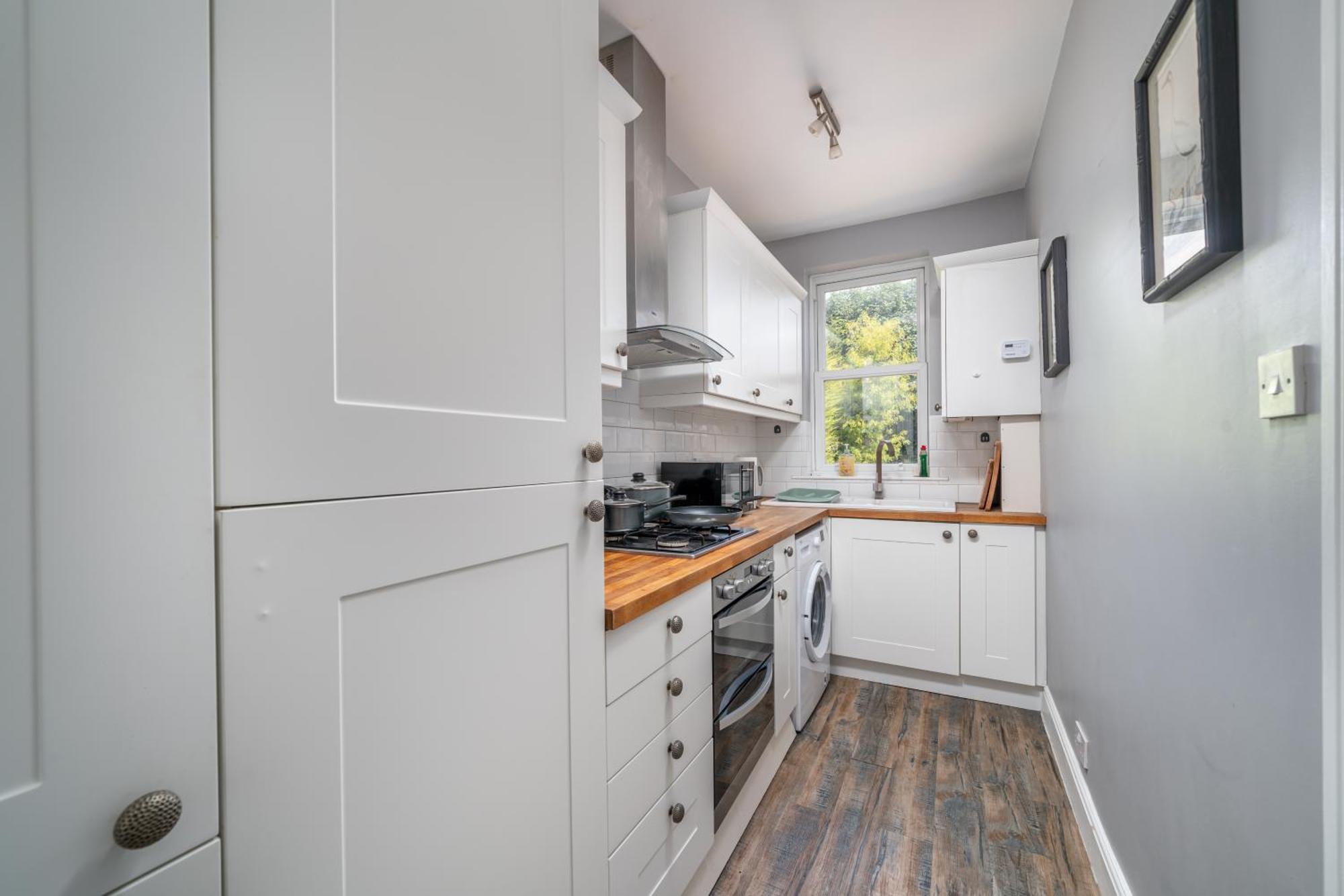 Lovely & Bright 1 Bedroom Flat In London's Zone 2 *